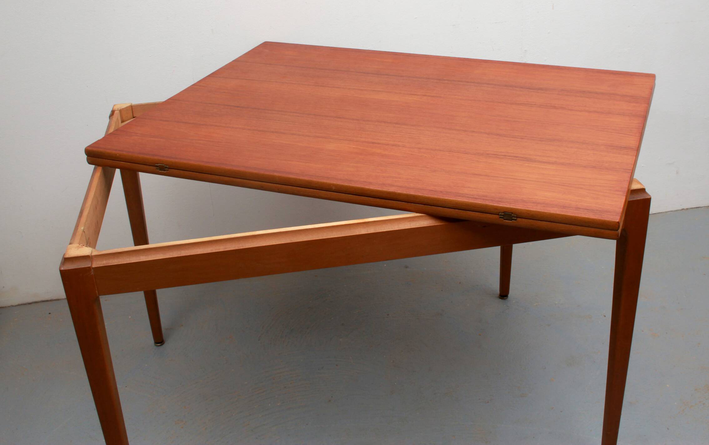 1960s extendible dining table in teakwood