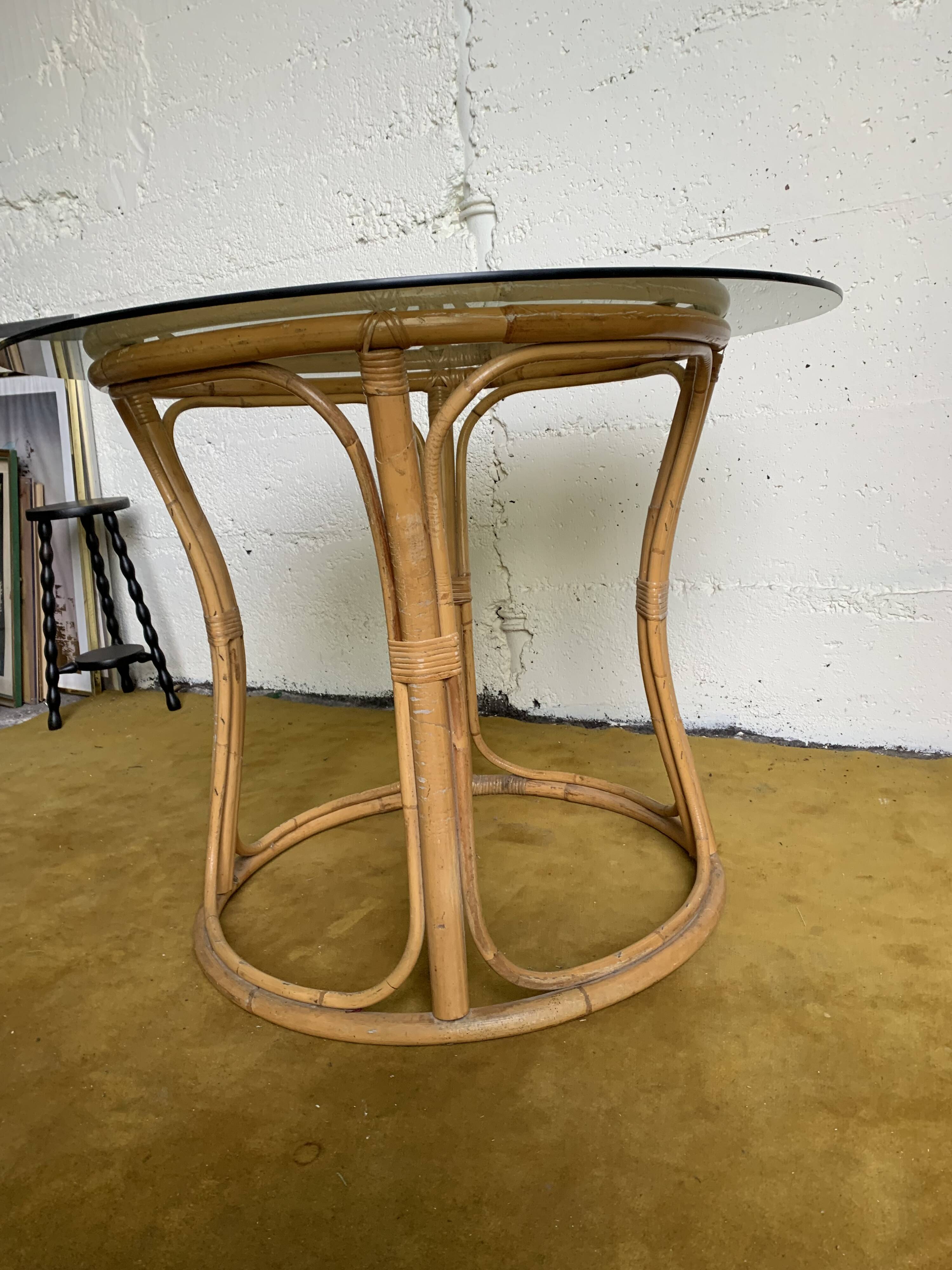 Round dining table with bamboo legs