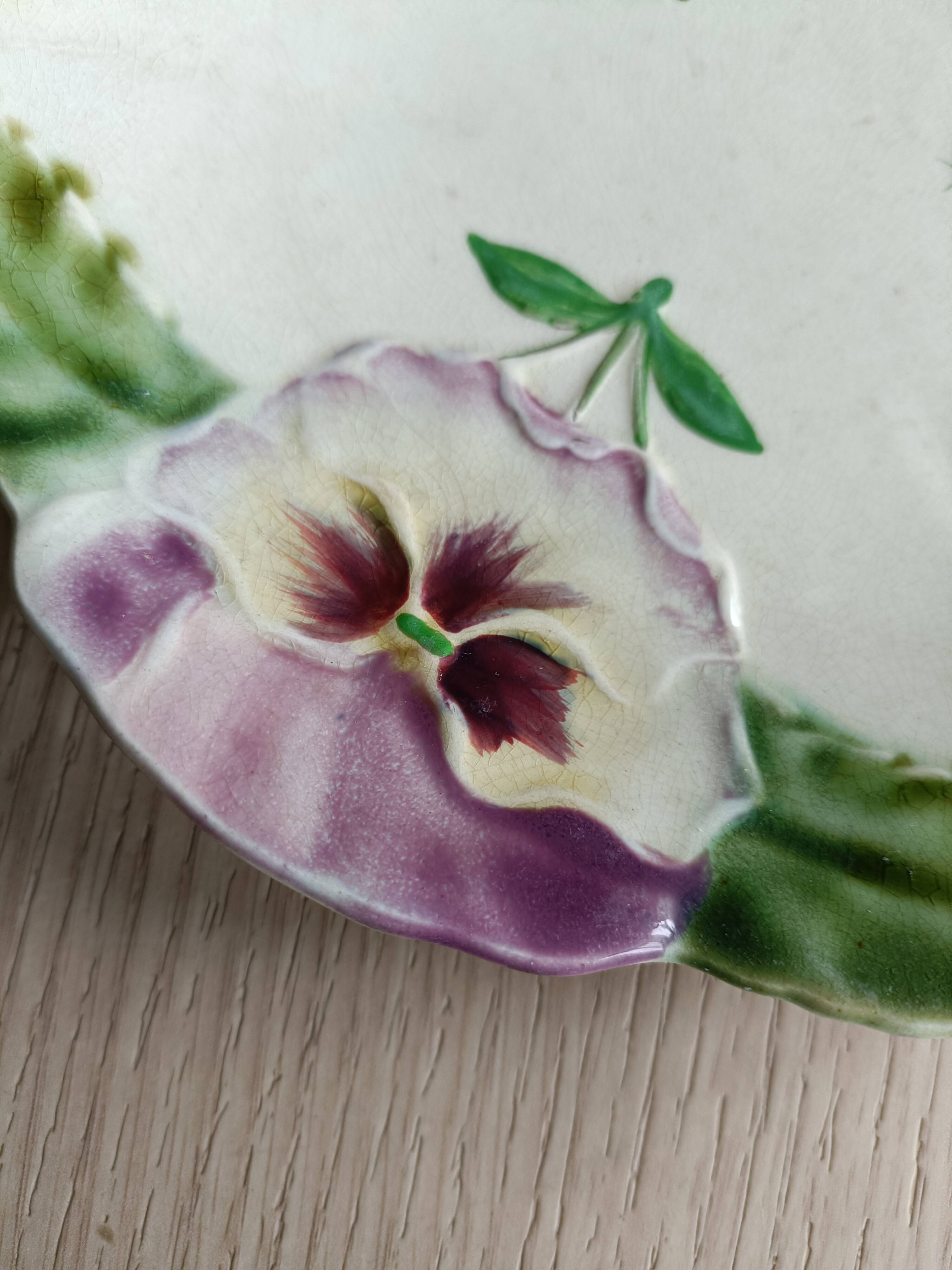 Assiette en barbotine, décor pensées, Choisy le roi