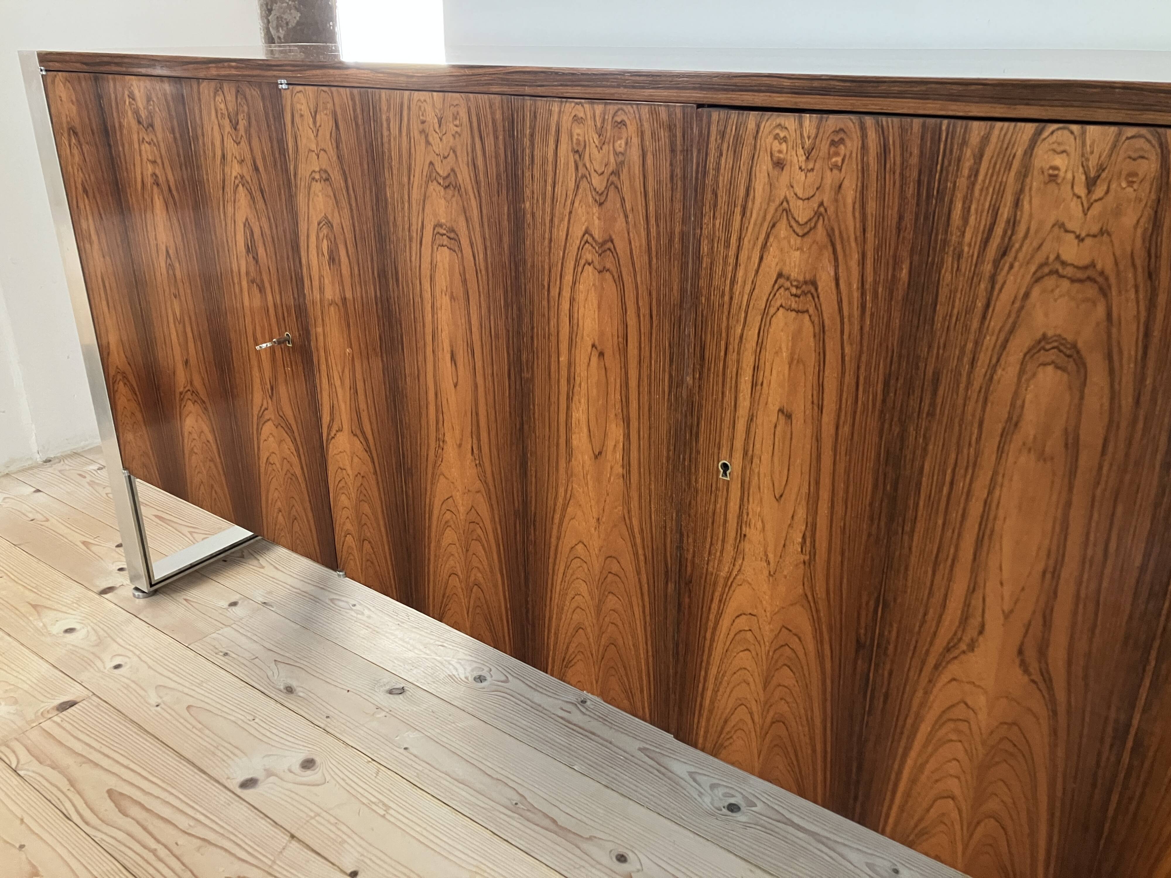 Enfilade des années 1970 en plaquage de palissandre pieds en chrome
