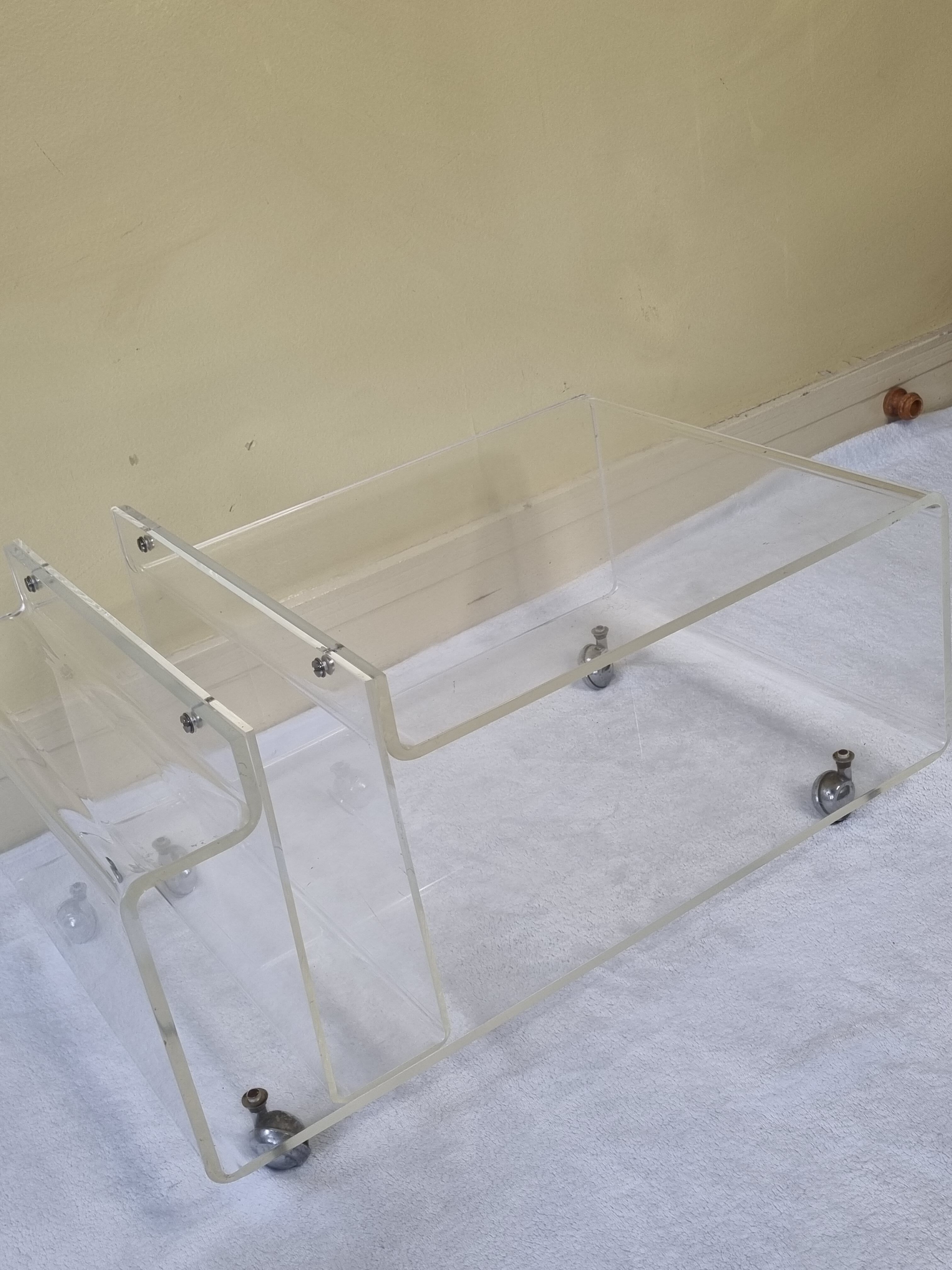 Table basse et porte revue en plexiglas vintage, années 70
