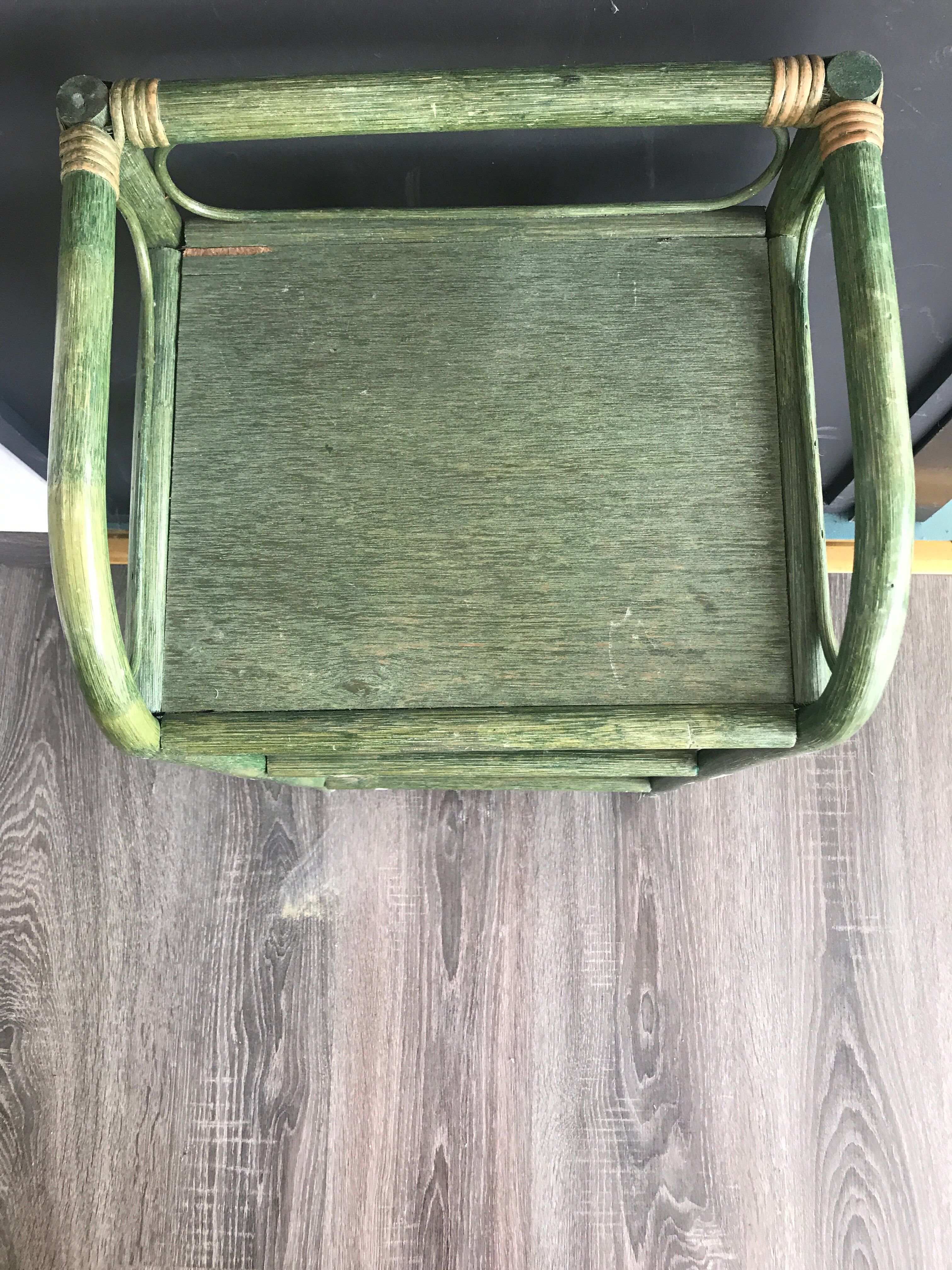 Small shelf console in green rattan