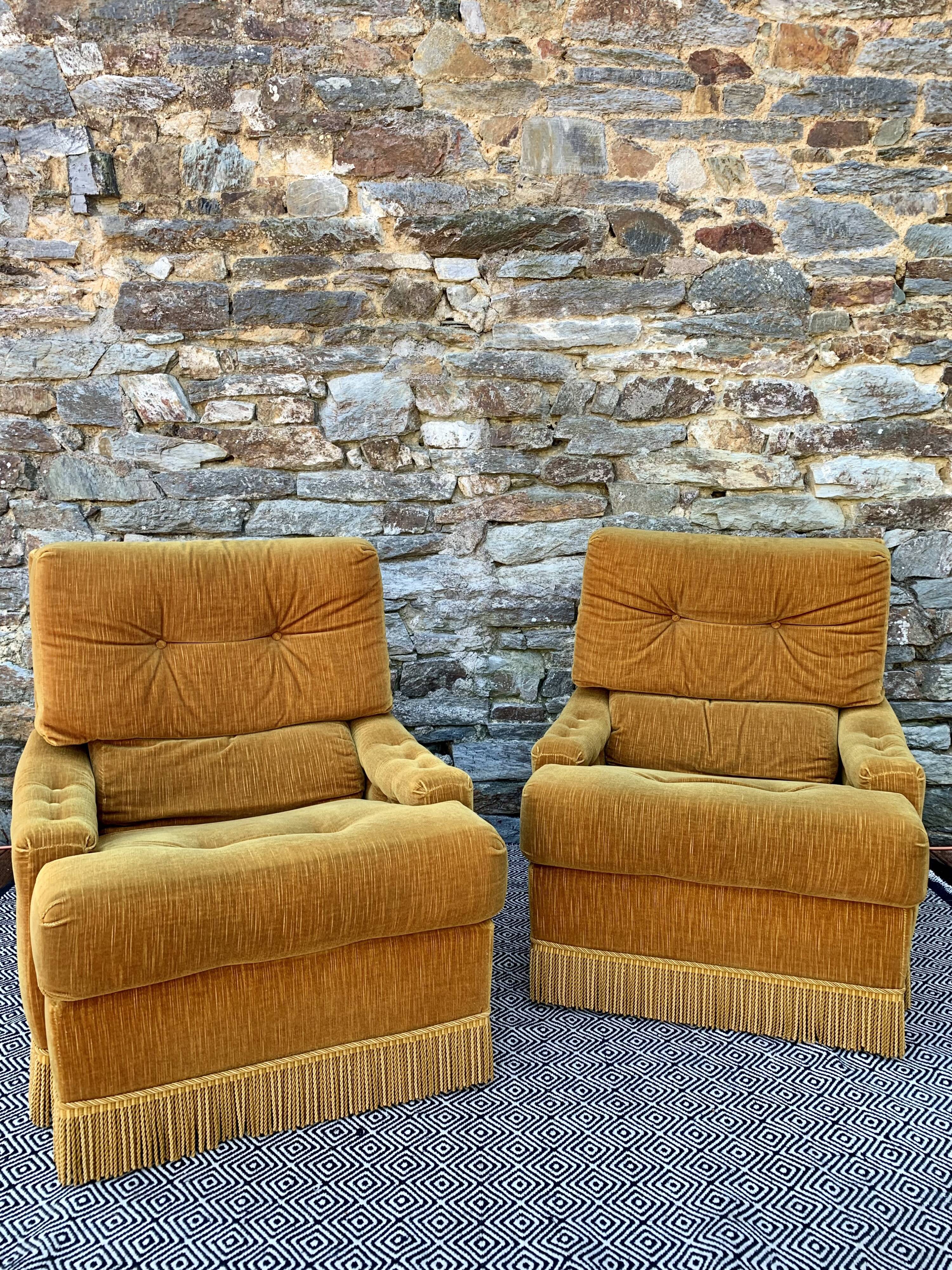 Paire de fauteuils crapauds doré en velours