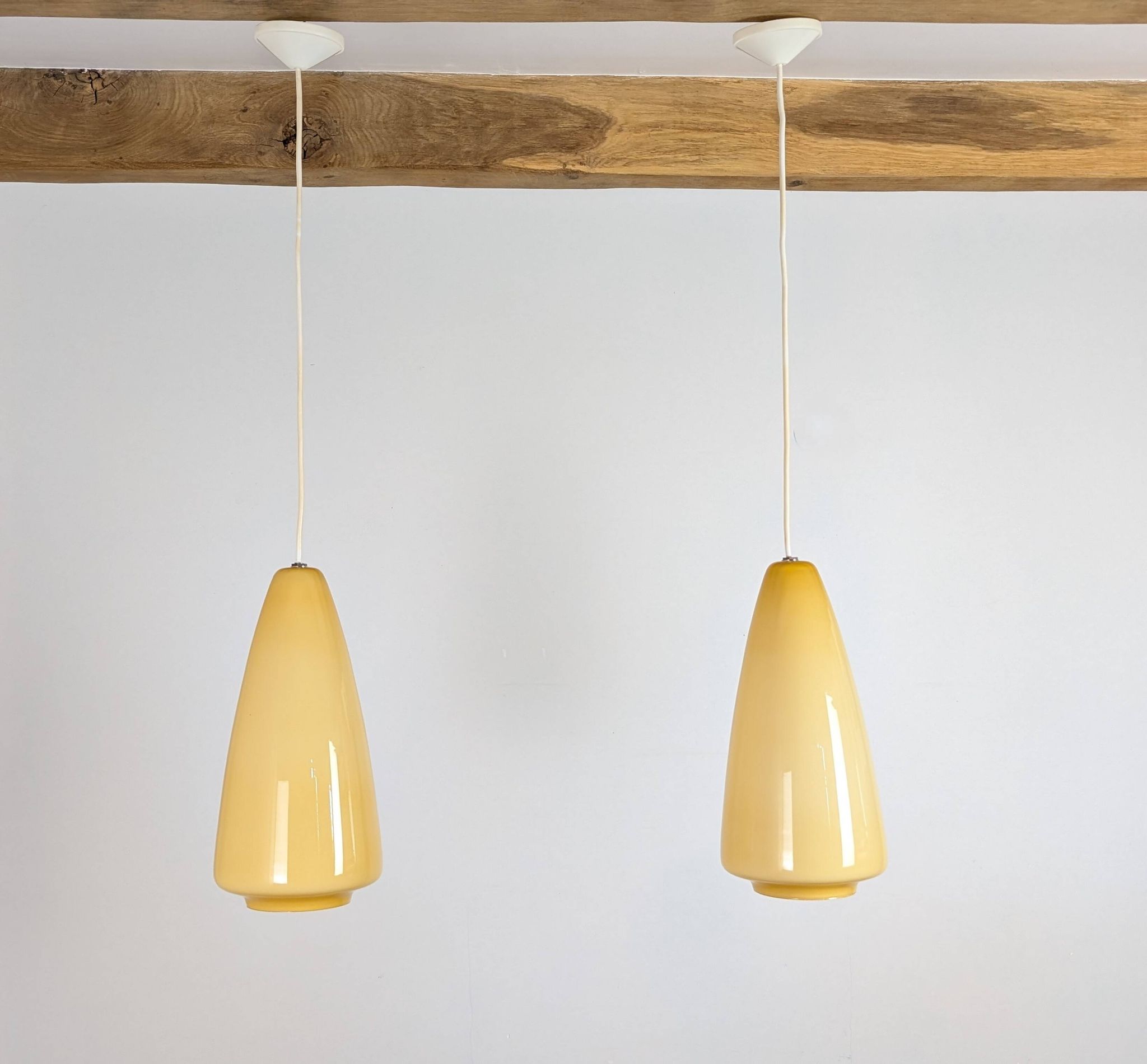 Paire de suspensions opaline