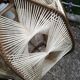 Paire de suspensions vintage en bois et pailles de rotin.