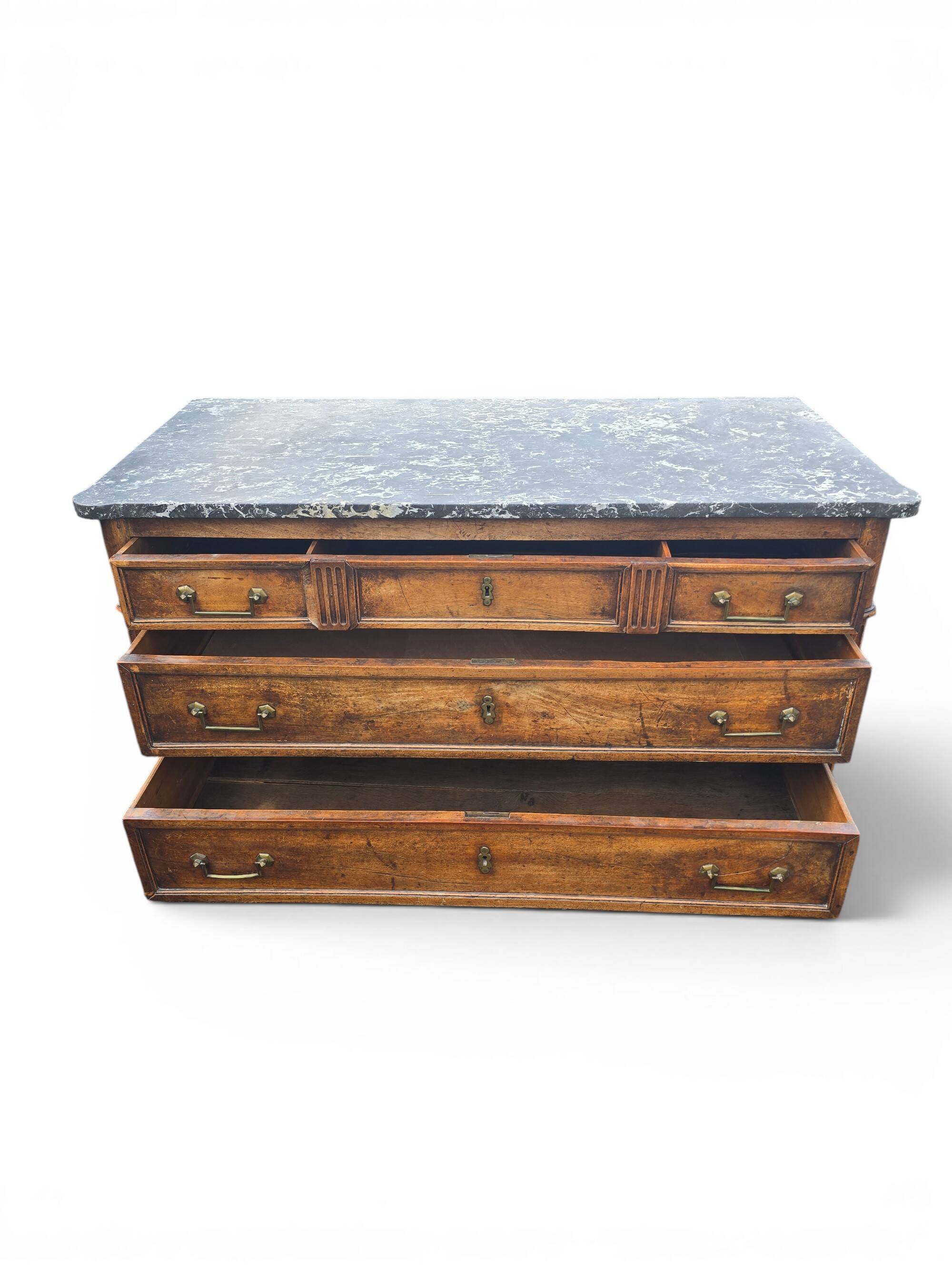 Commode ancienne de style Louis XVI avec plateau en marbre gris