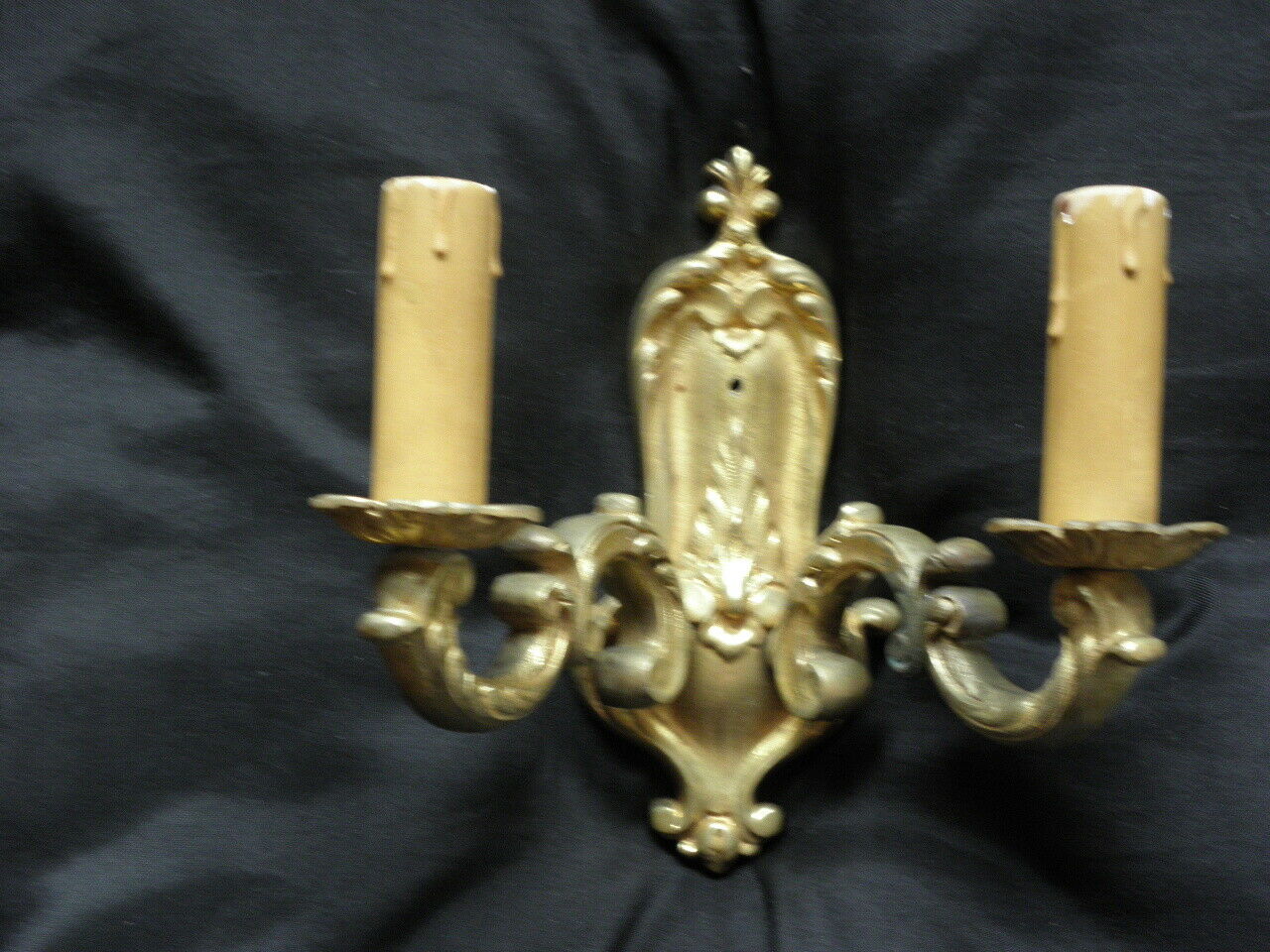 Graceful golden wall appliques