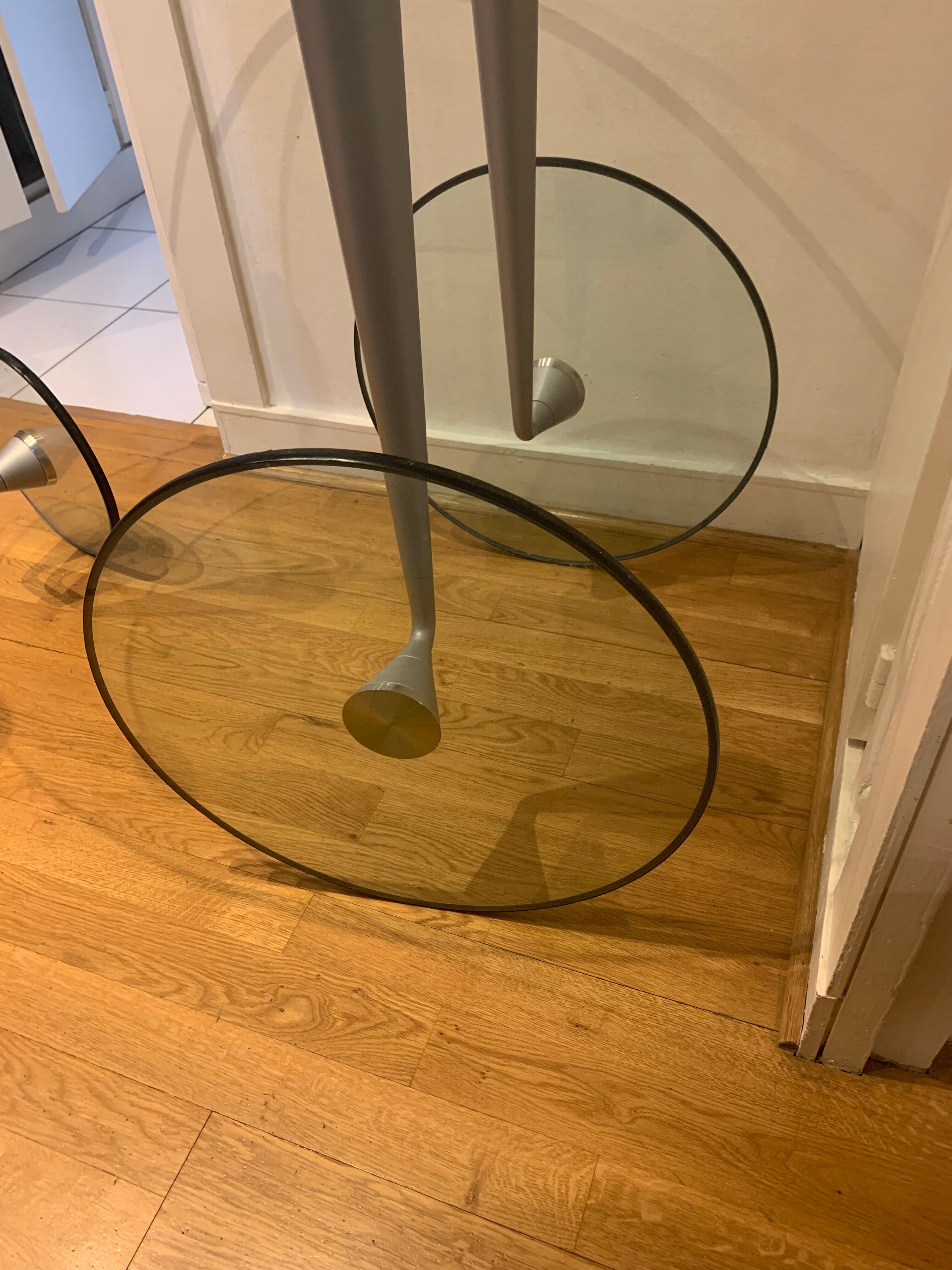 Table d’appoint design en verre et métal