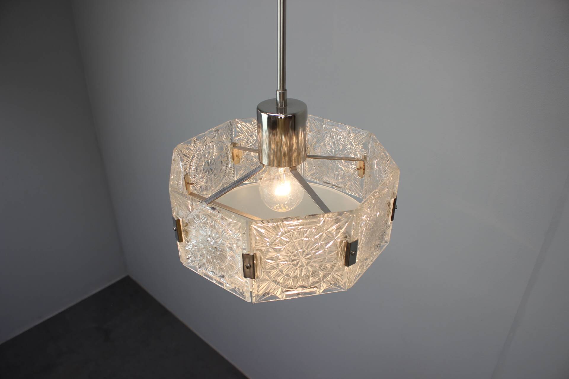 Suspension en verre taillé de Kamenický Šenov et chrome des années 1970 en Tchécoslovaquie