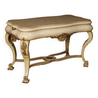 Table en bois laqué et doré avec plateau en marbre