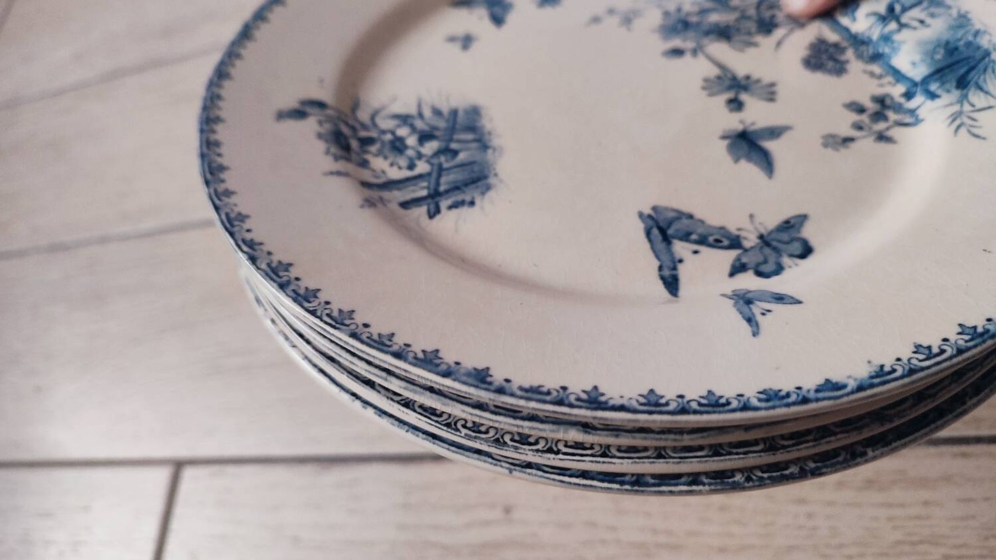4 assiettes plates en faience de Sarreguemines, Tsarine