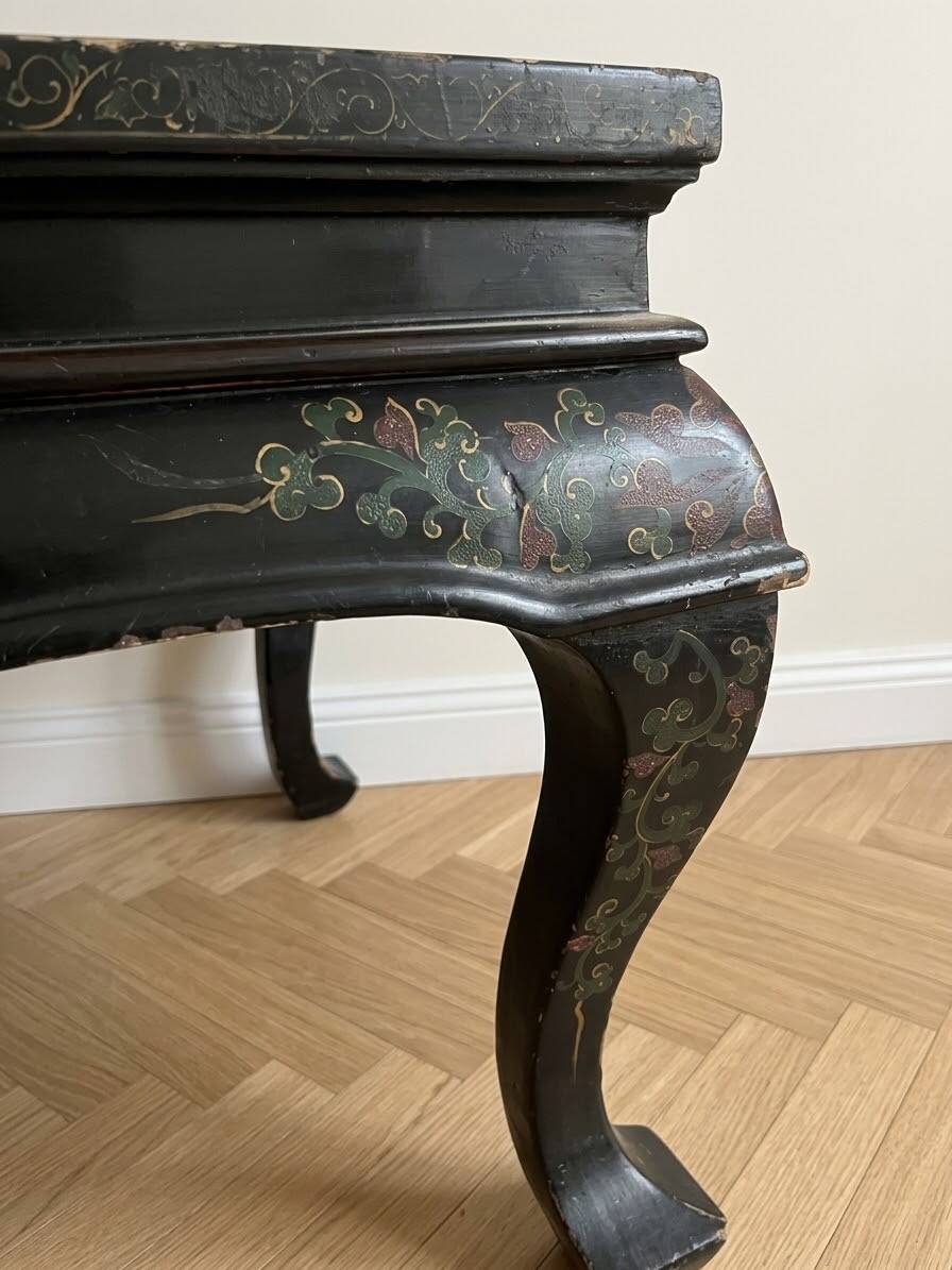 Table basse chinoise ancienne en bois noir et nacre