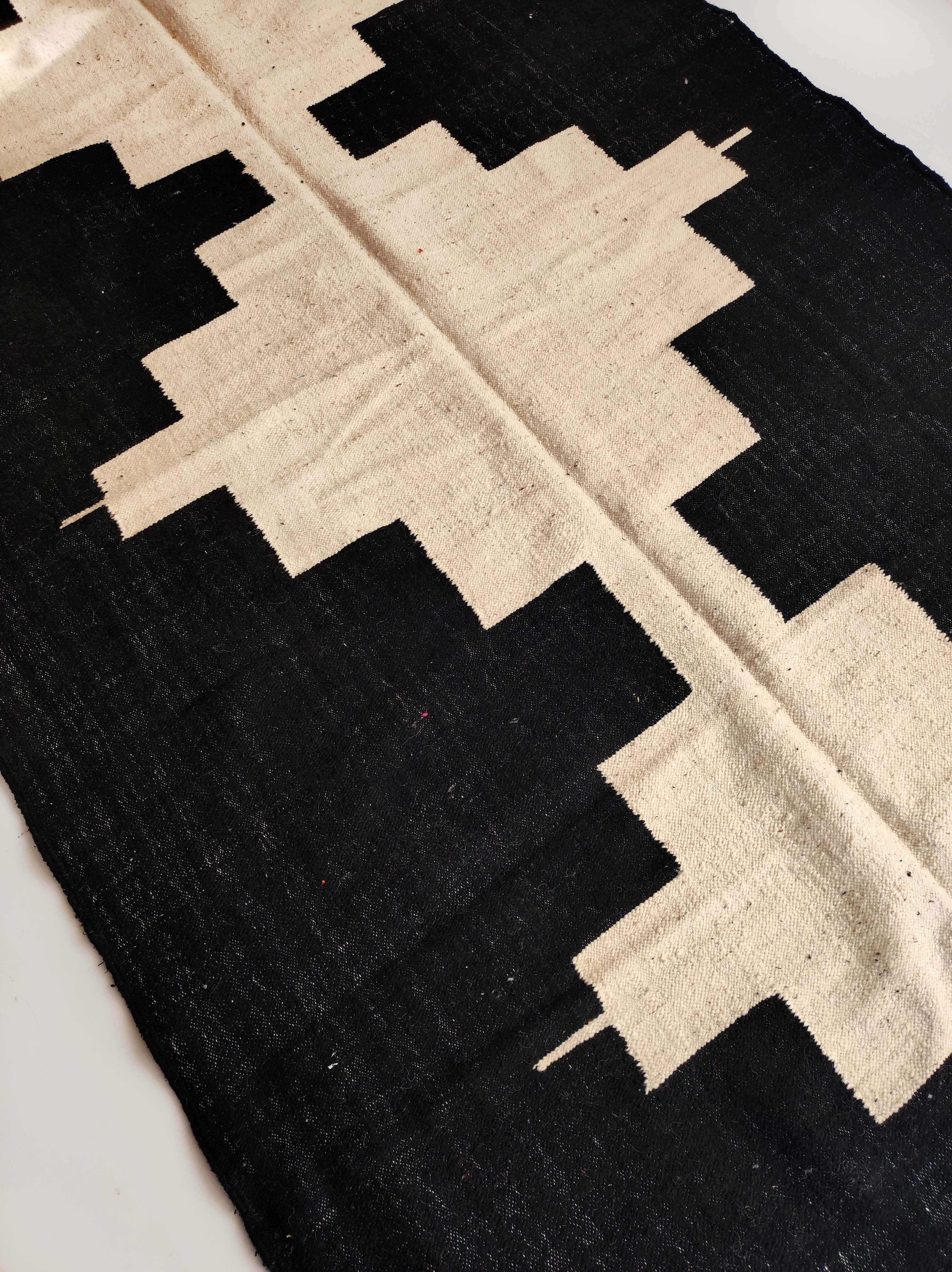 Tapis kilim berbère marocain écru à motifs graphiques noirs 300x194cm