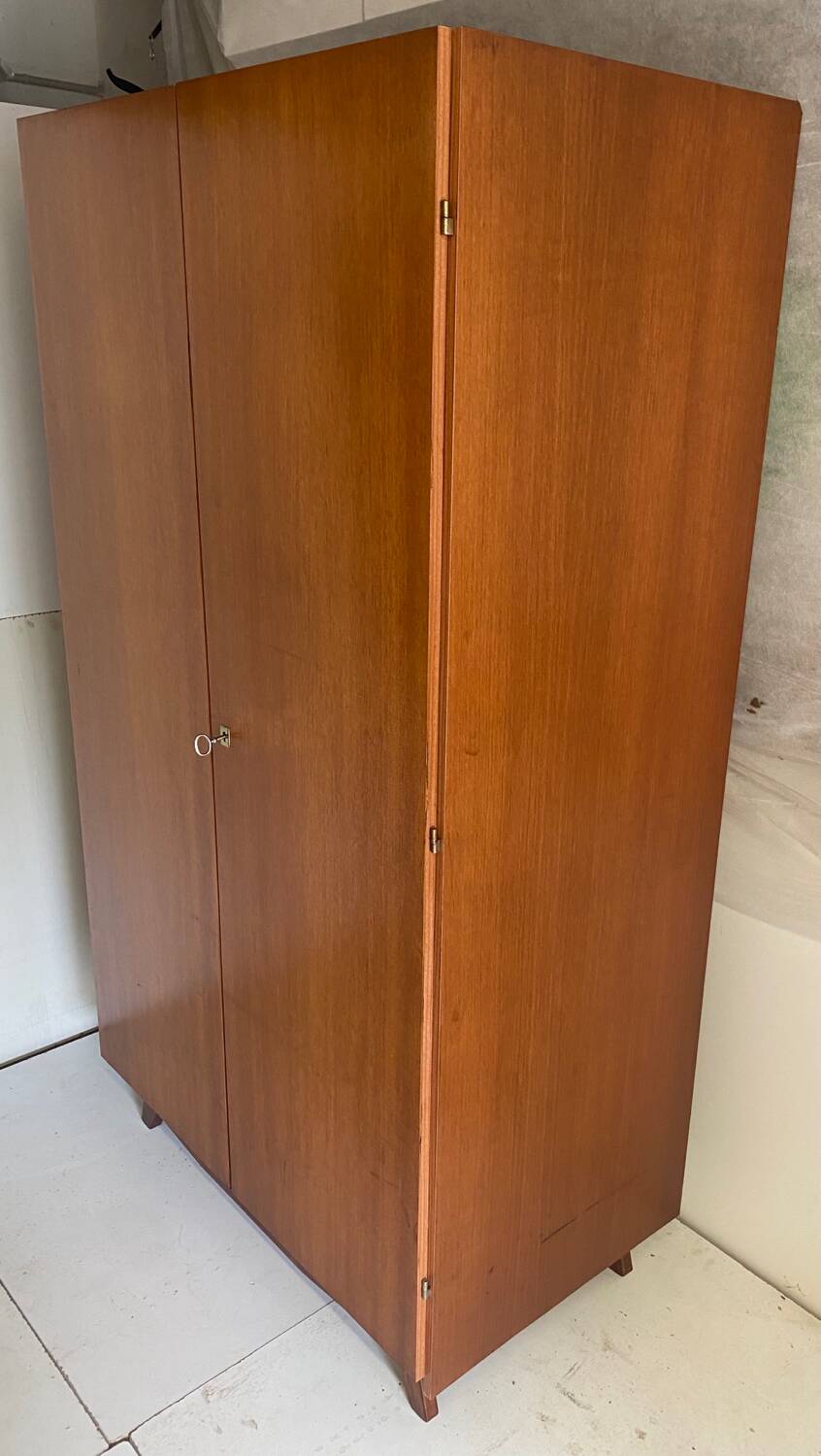 Armoire vintage pieds compas