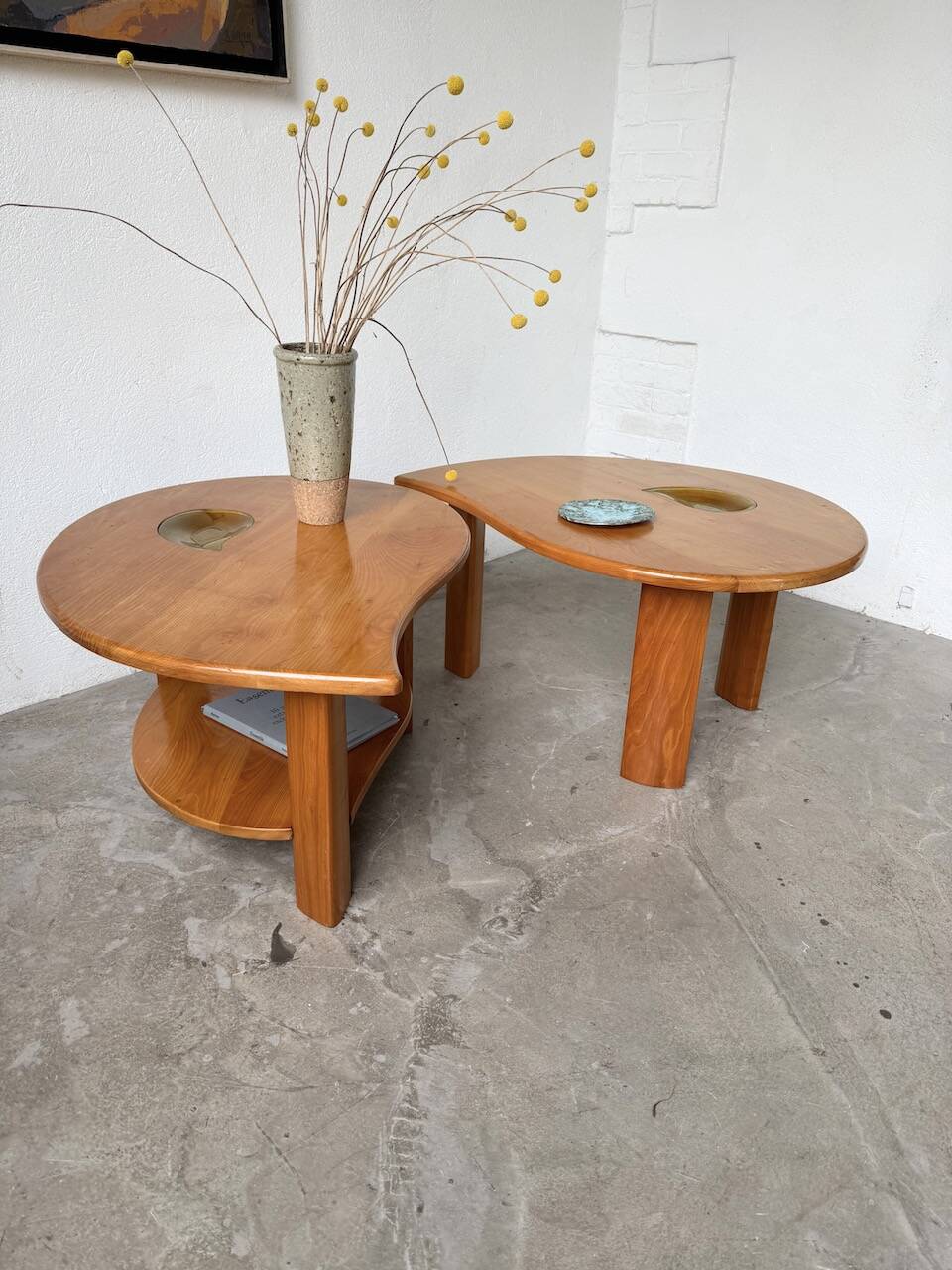 Tables basses en orme formant une goutte