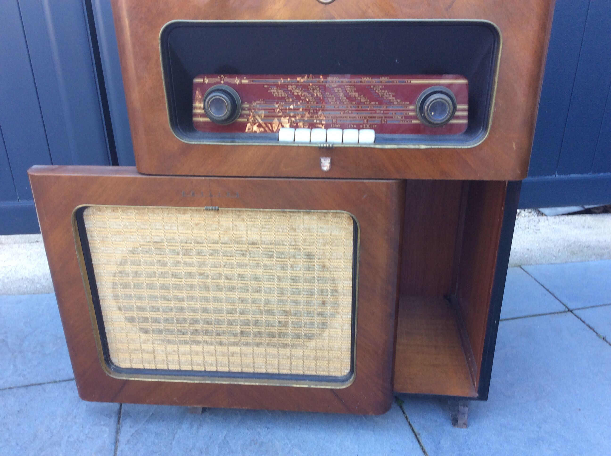 Radio spins disks 1959 vintage Philips