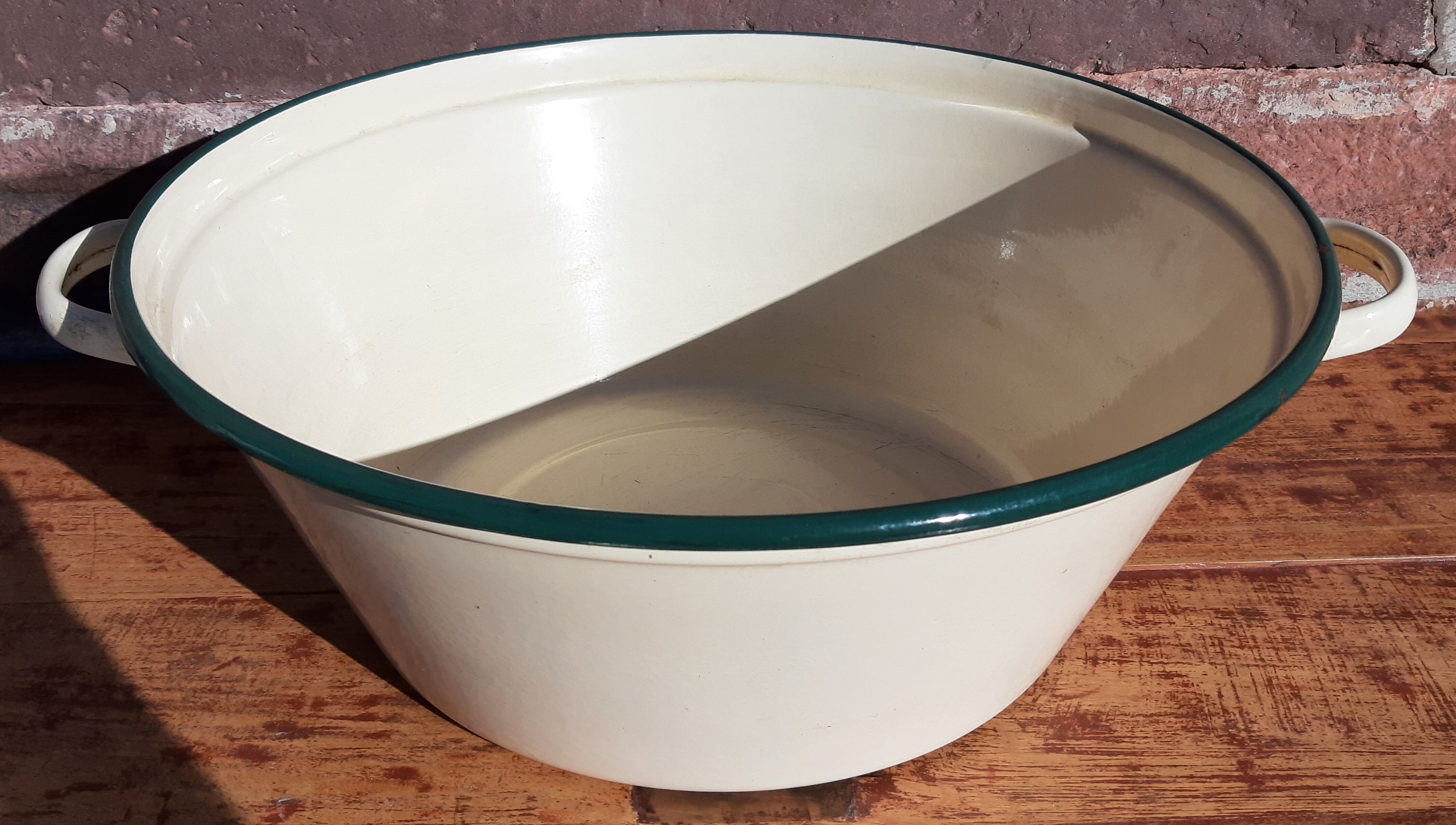 Enamelled sheet metal basin
