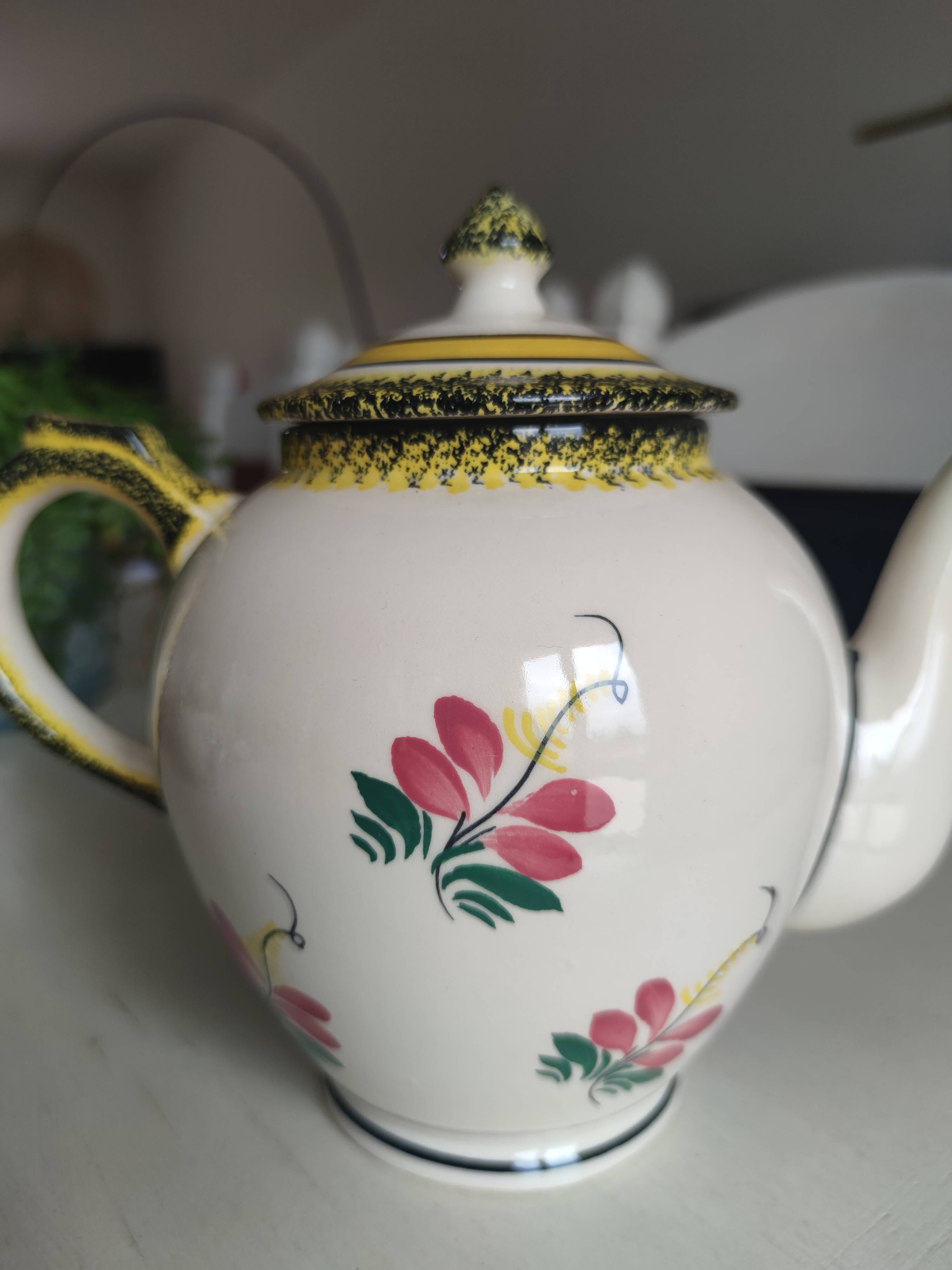 Henriot Quimper coffee service 8 cups/saucers, coffee pot, sugar bowl, jug.