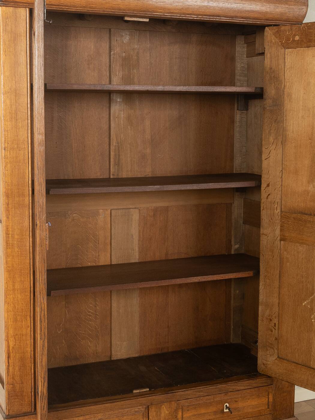 Armoire antique classique en chêne, avant 1900