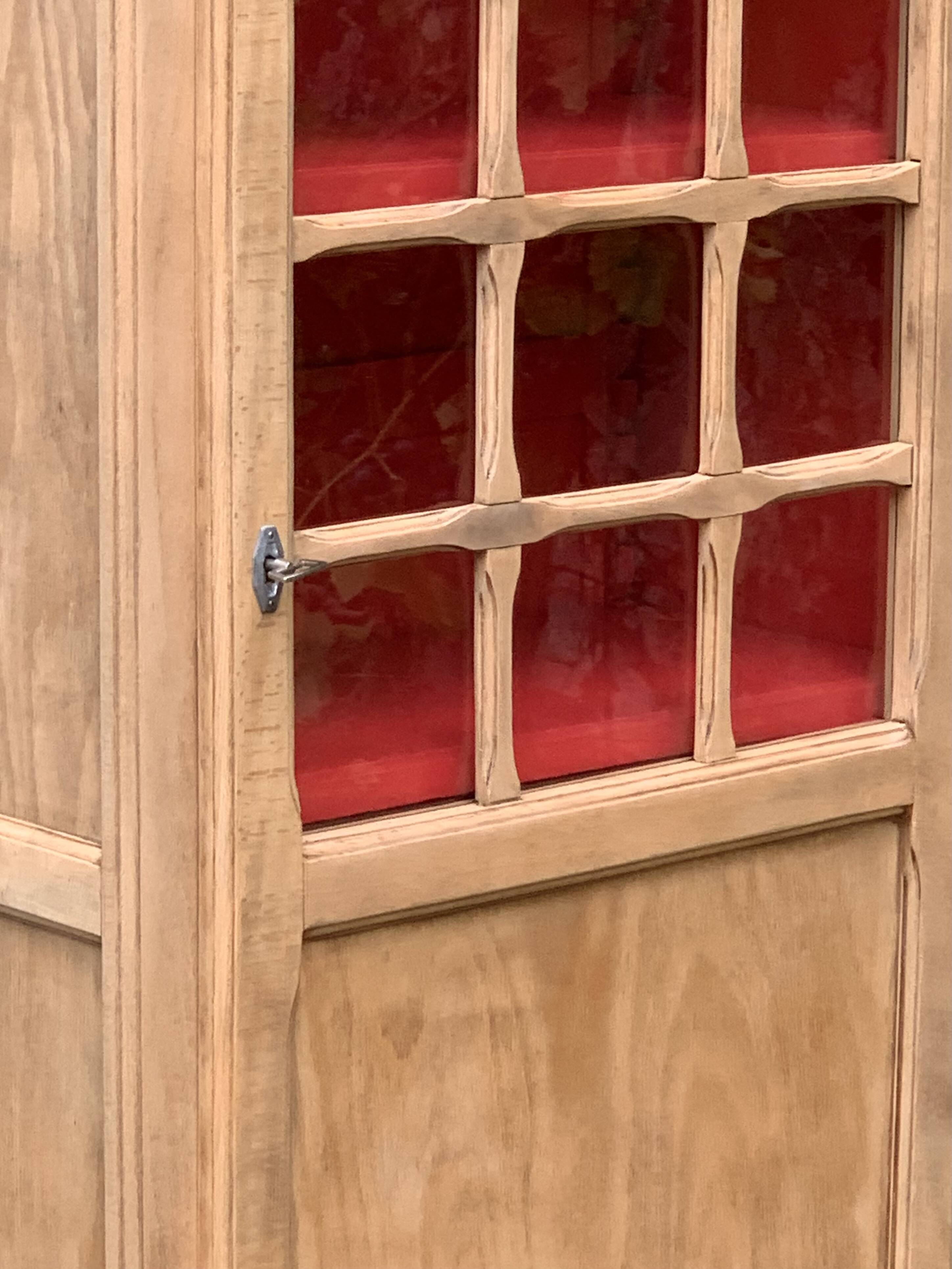 Armoire bonnetière parisienne vintage bois brut