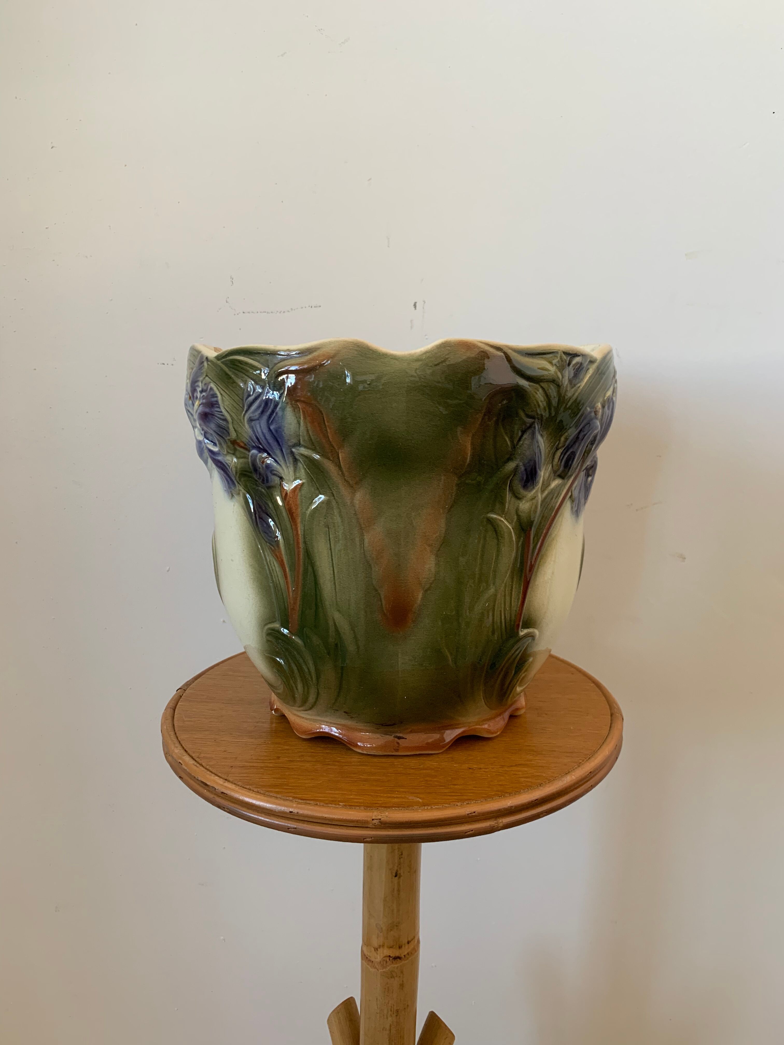 Digoin slip pot cache