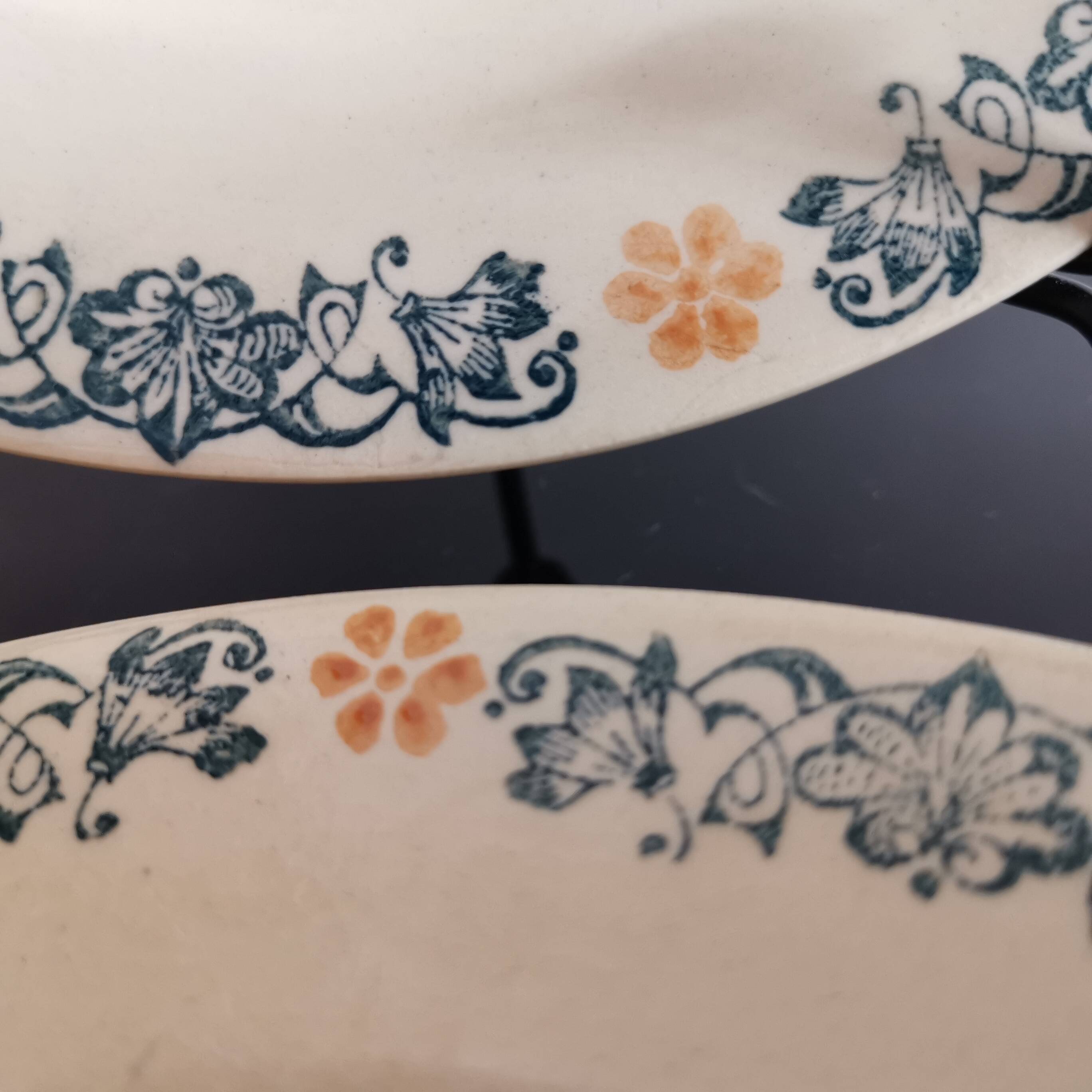 Set of 8 Moulin des Loups dessert plates