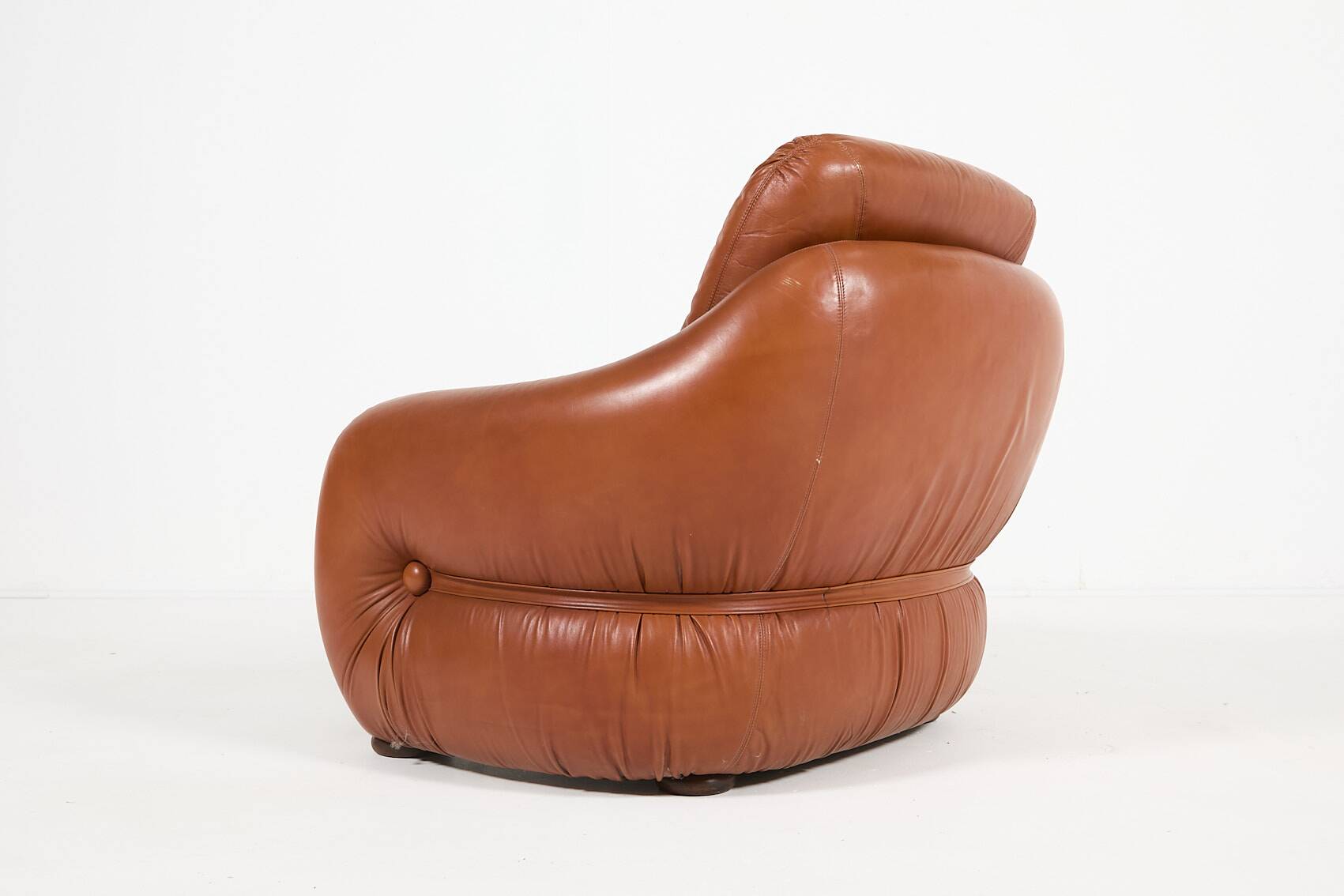 Sculptural Italian design leather lounge chair from 1960’s