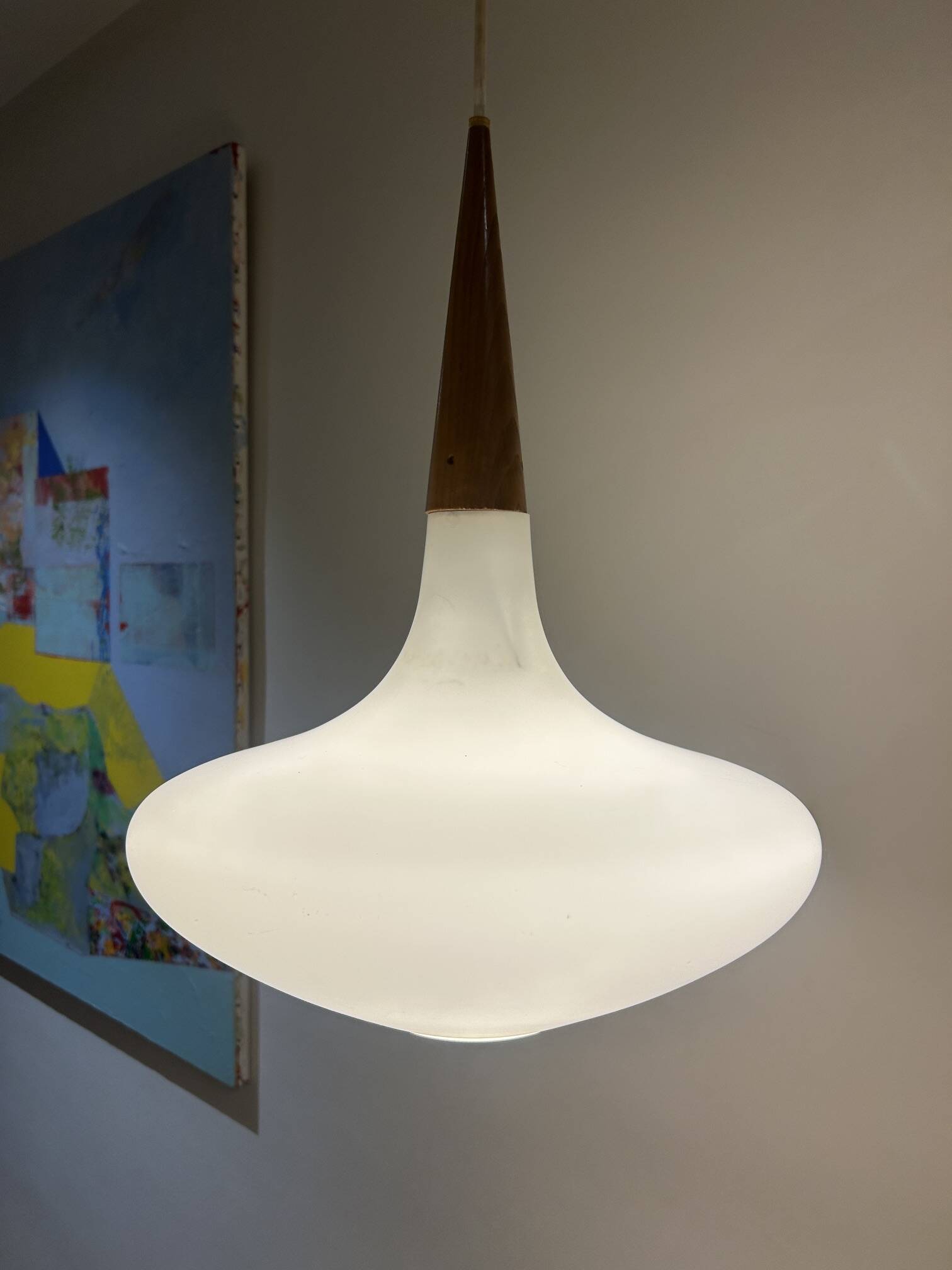 Suspension en opaline et teck Louis Kalff