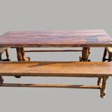 Table de ferme avec deux chaises et deux bancs