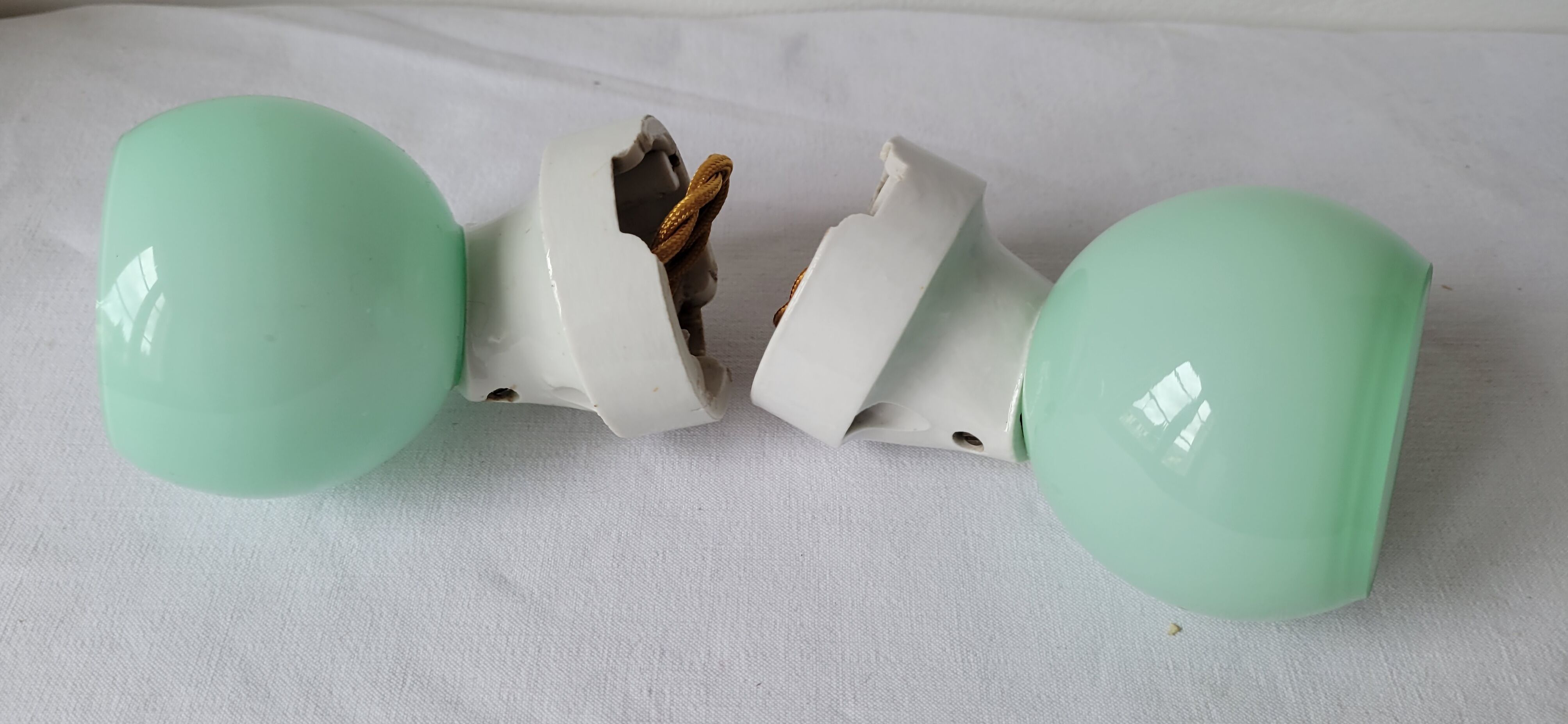 Duo of wall lamps in porcelain and green opaline