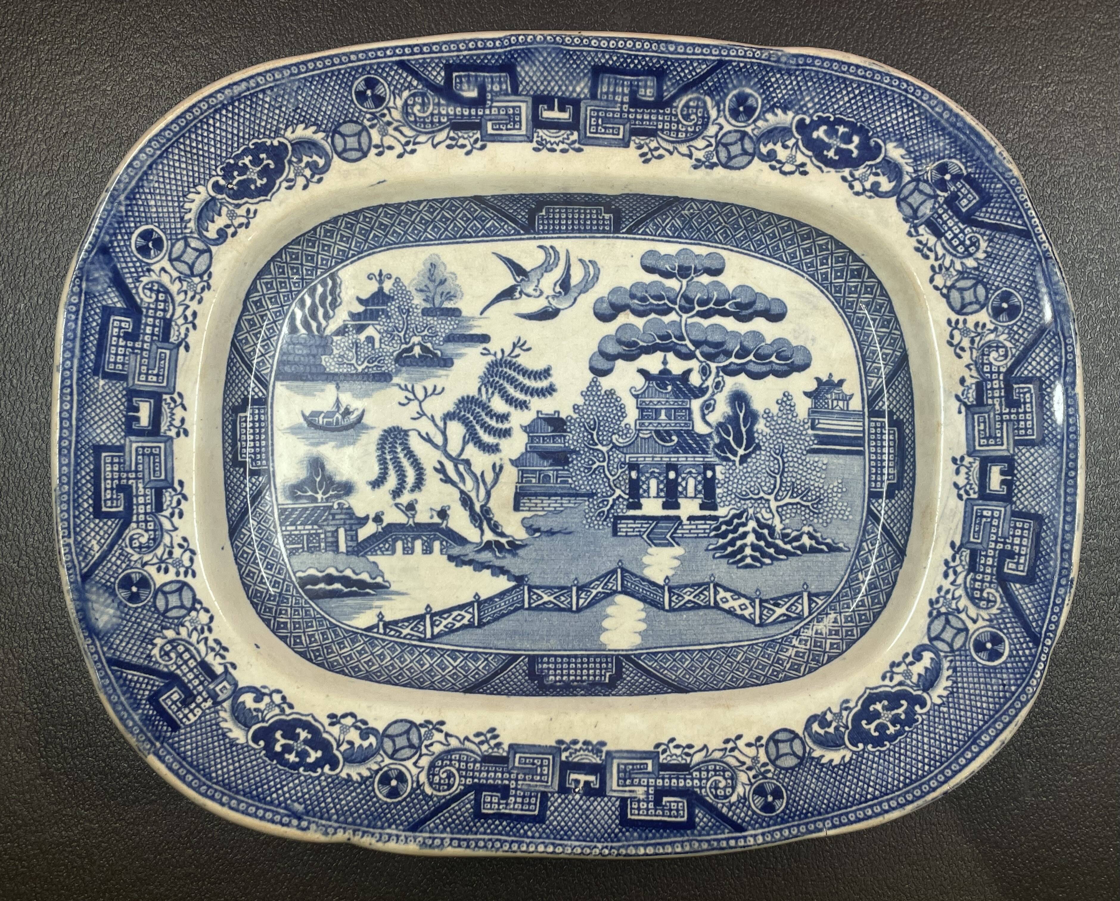 Plat creux en faïence à décor pagodes Chine XIXe