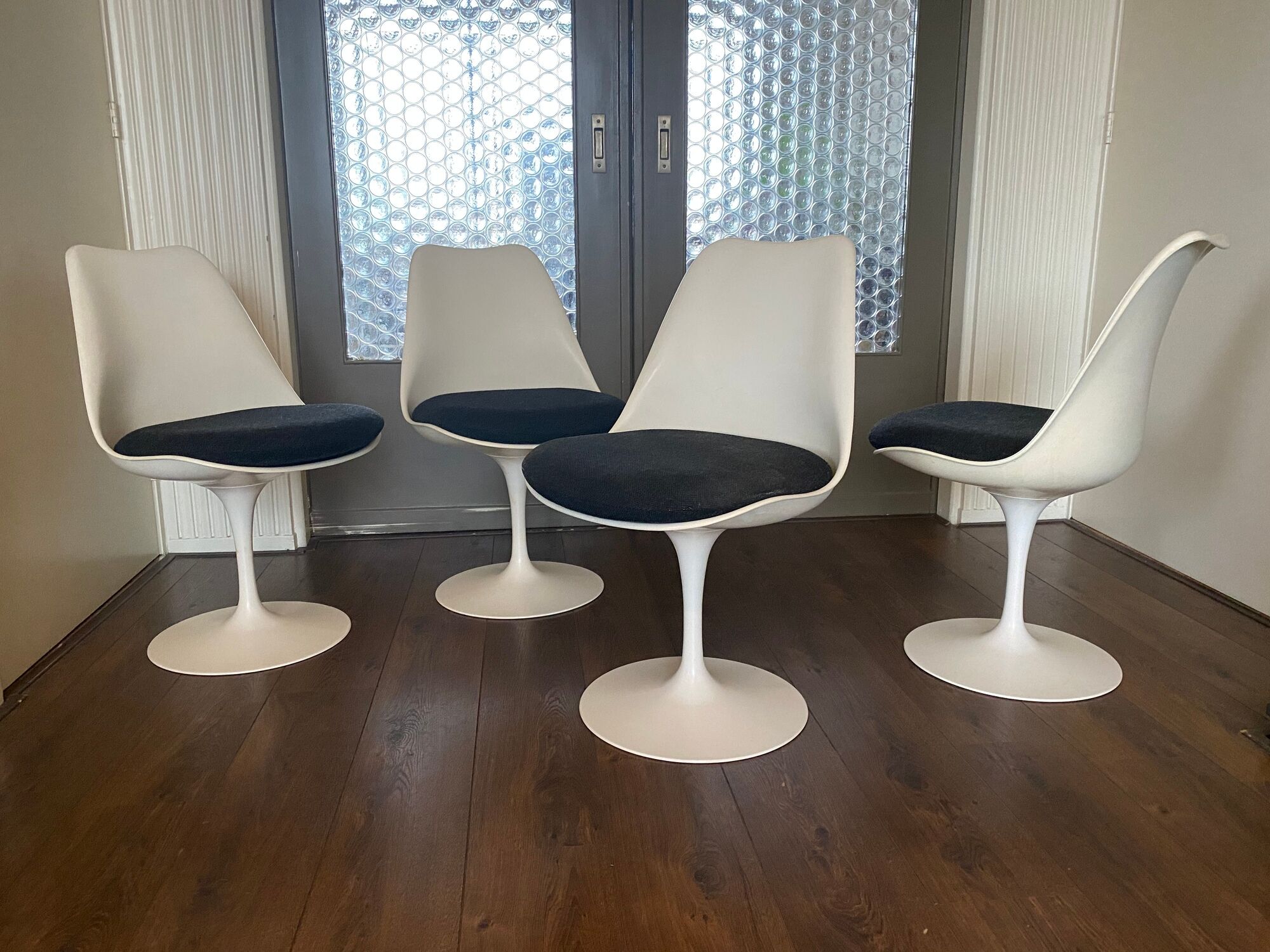 115 Tulip dining chairs by Eero Saarinen for Knoll Inc. / Knoll International