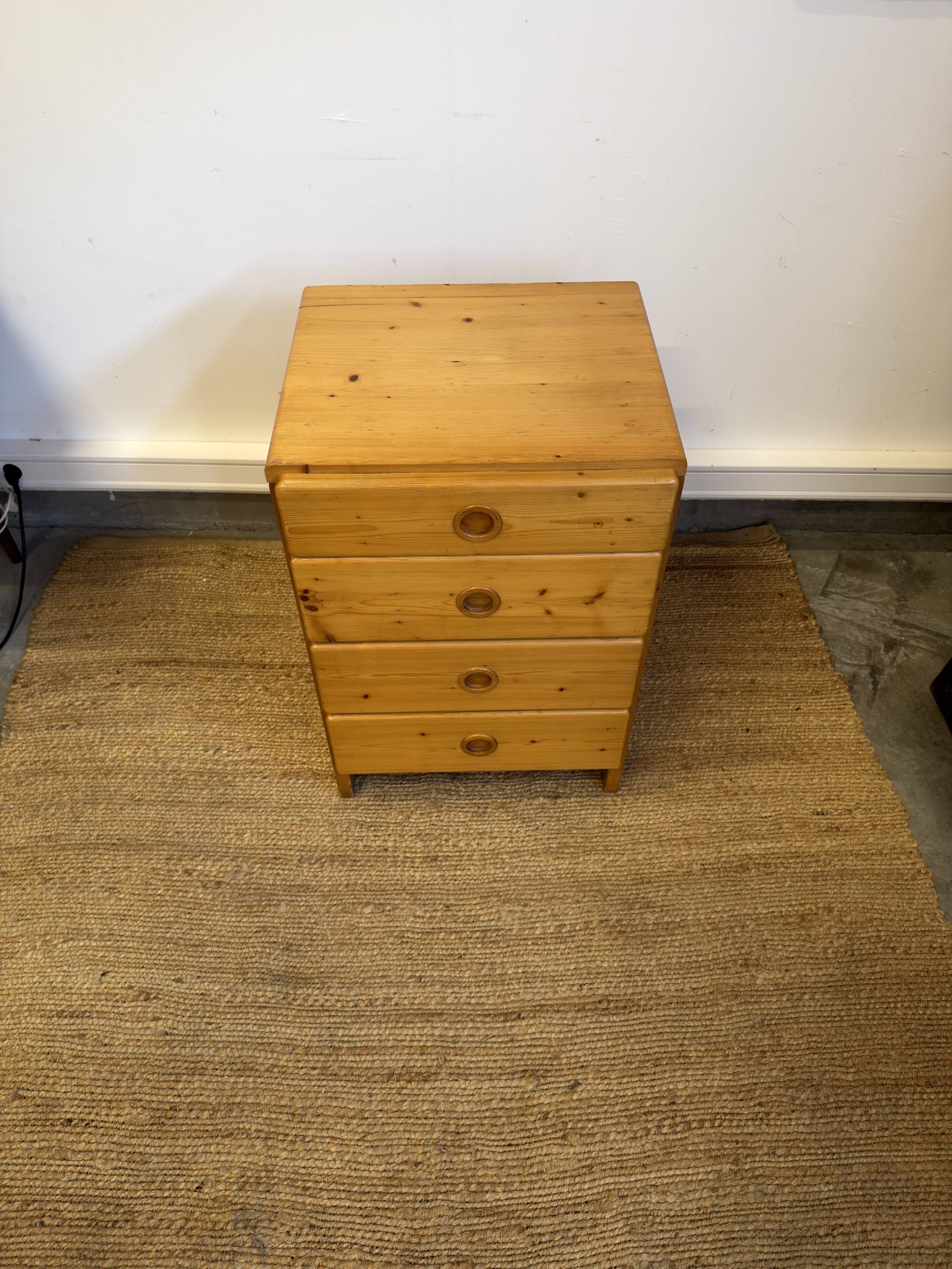 Commode Charlotte Perriand "Les Arcs" en pin massif – 4 tiroirs – Années 19