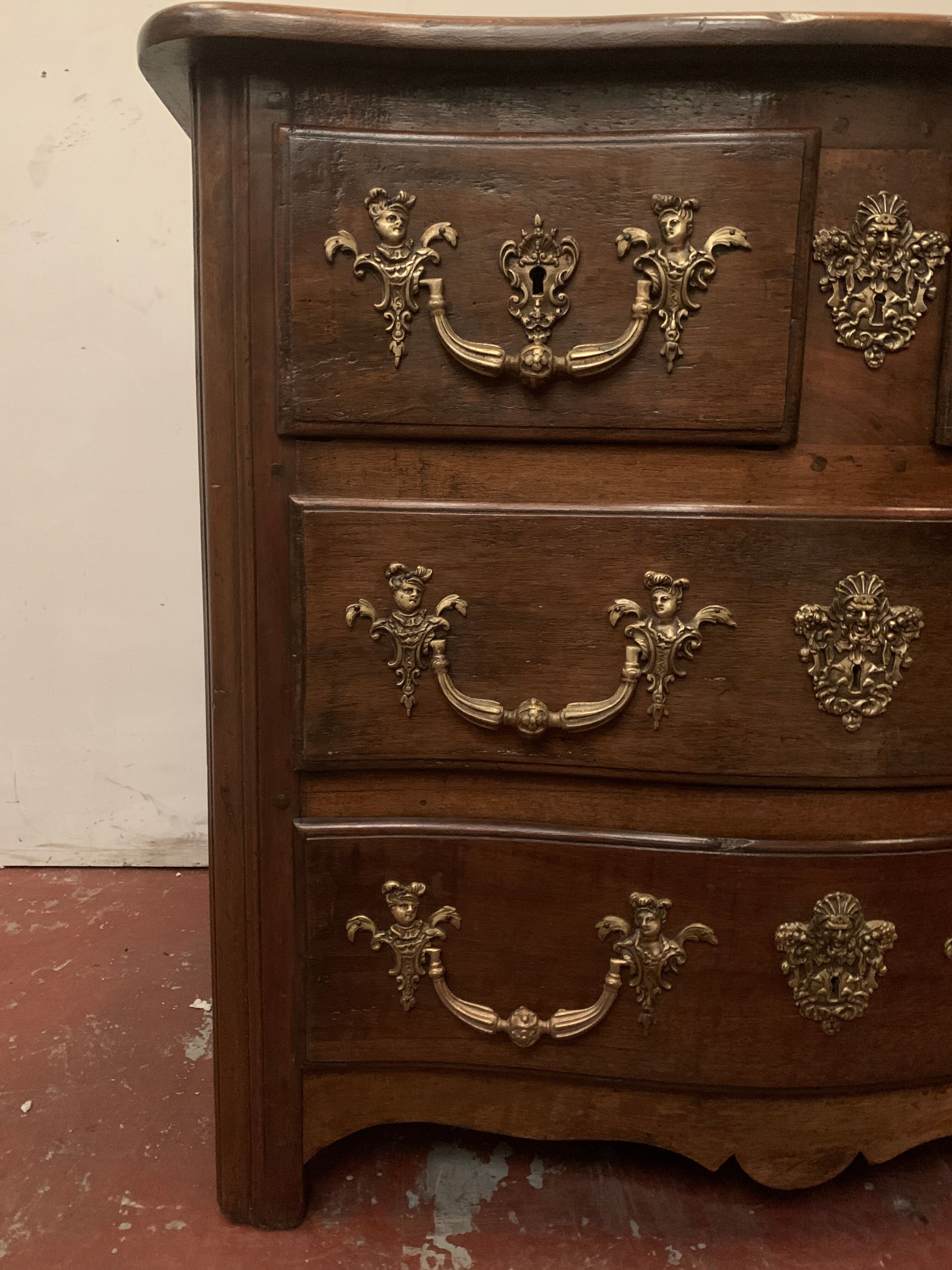 Commode provinciale en noyer massif xviii siècle