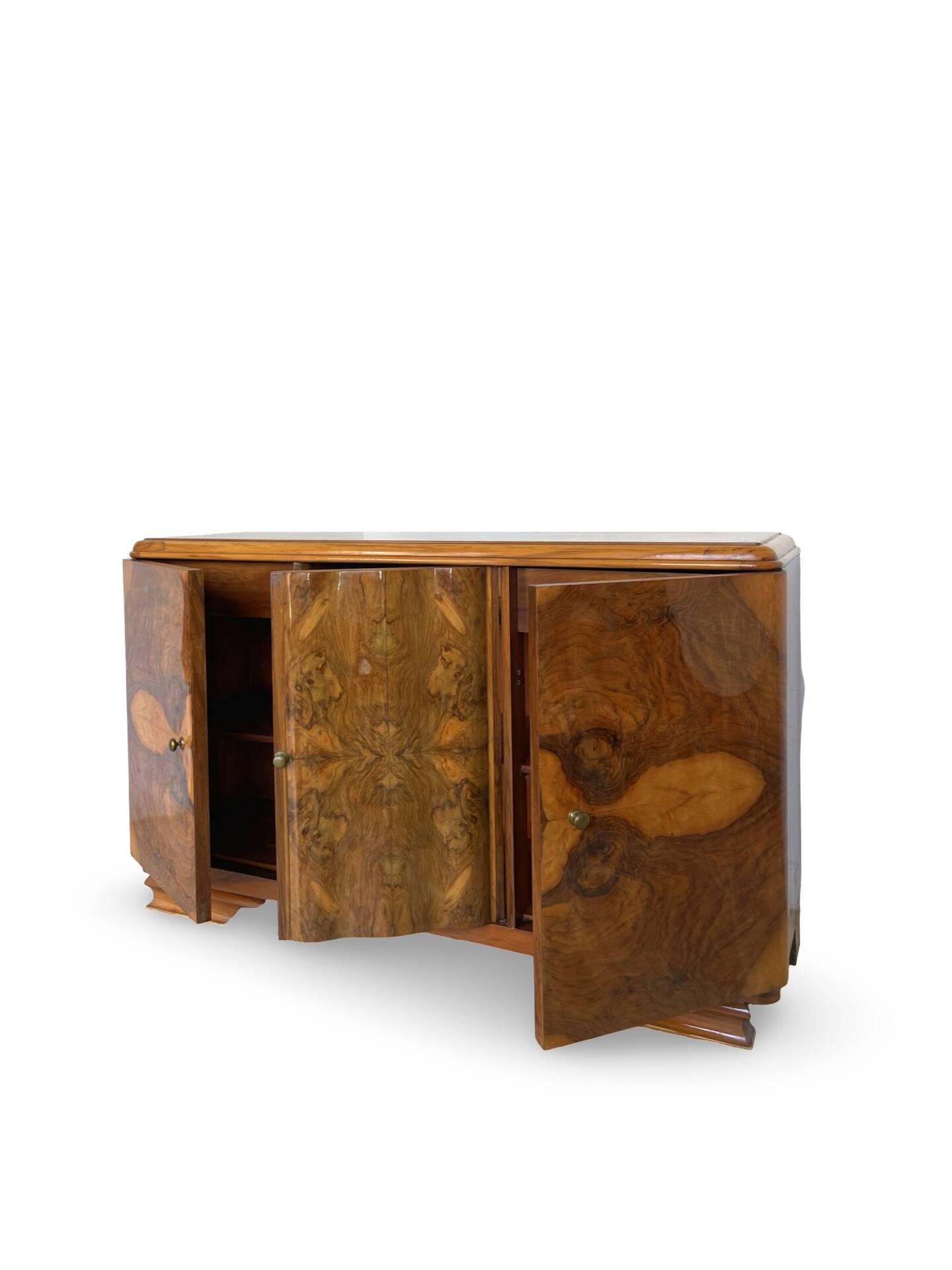 Italian Art deco burl walnut sideboard, of great quality.