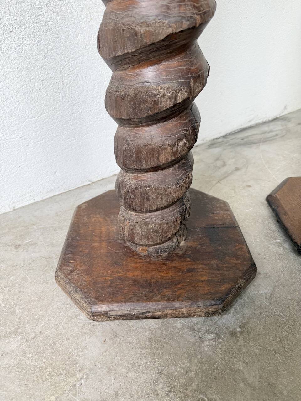 Pair of pedestal columns with oak pressing screws, 1900