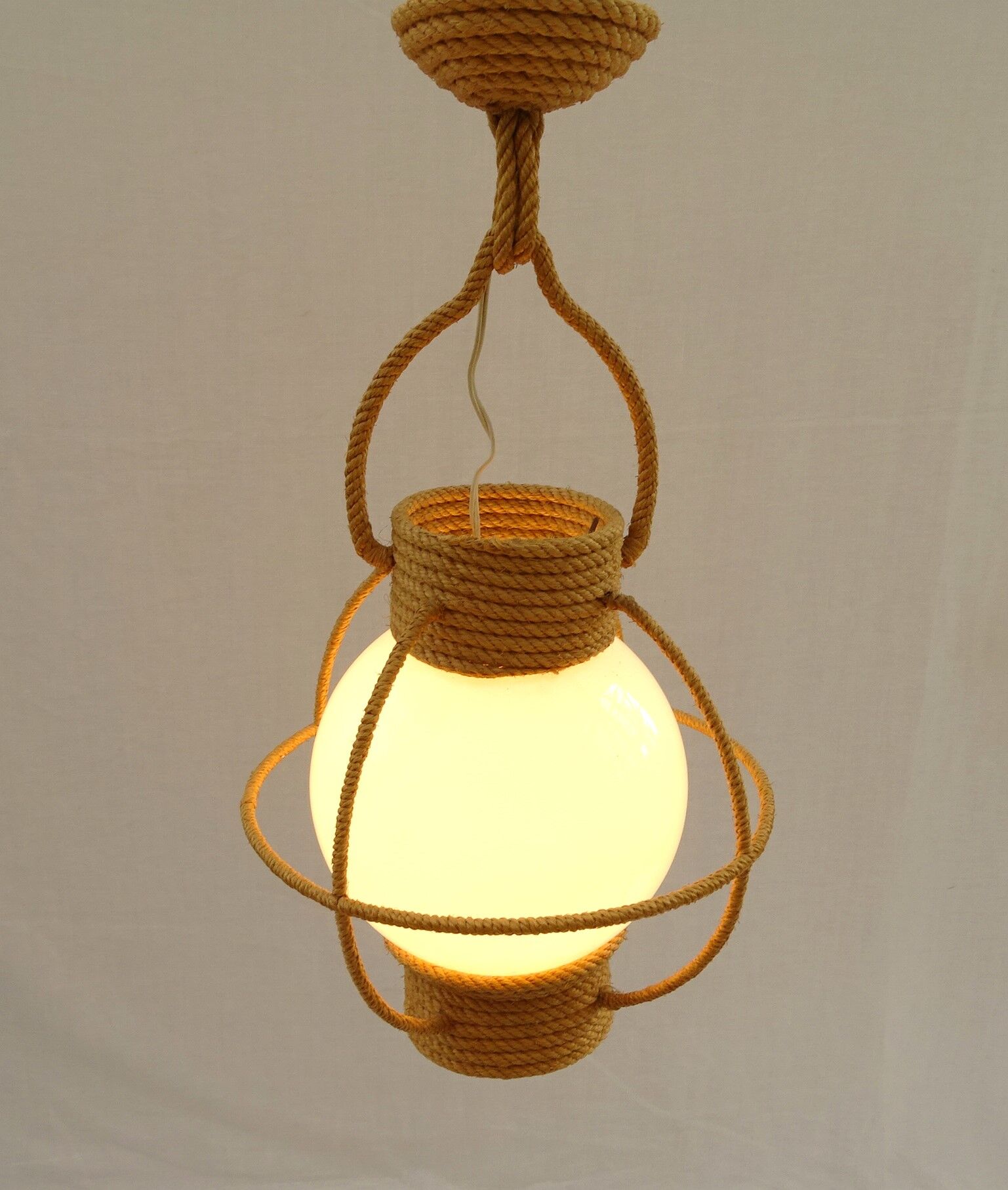 Suspension globe en opaline blanche  et corde tressé