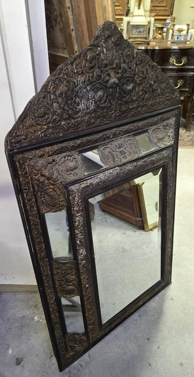 Antique mirror in repoussé and patinated copper from the Napoléon III era.