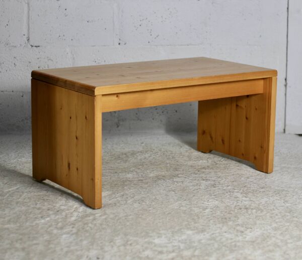 Charlotte Perriand (séléction de ) pour Les Arcs, rare table basse en pin, France,  circa 1960