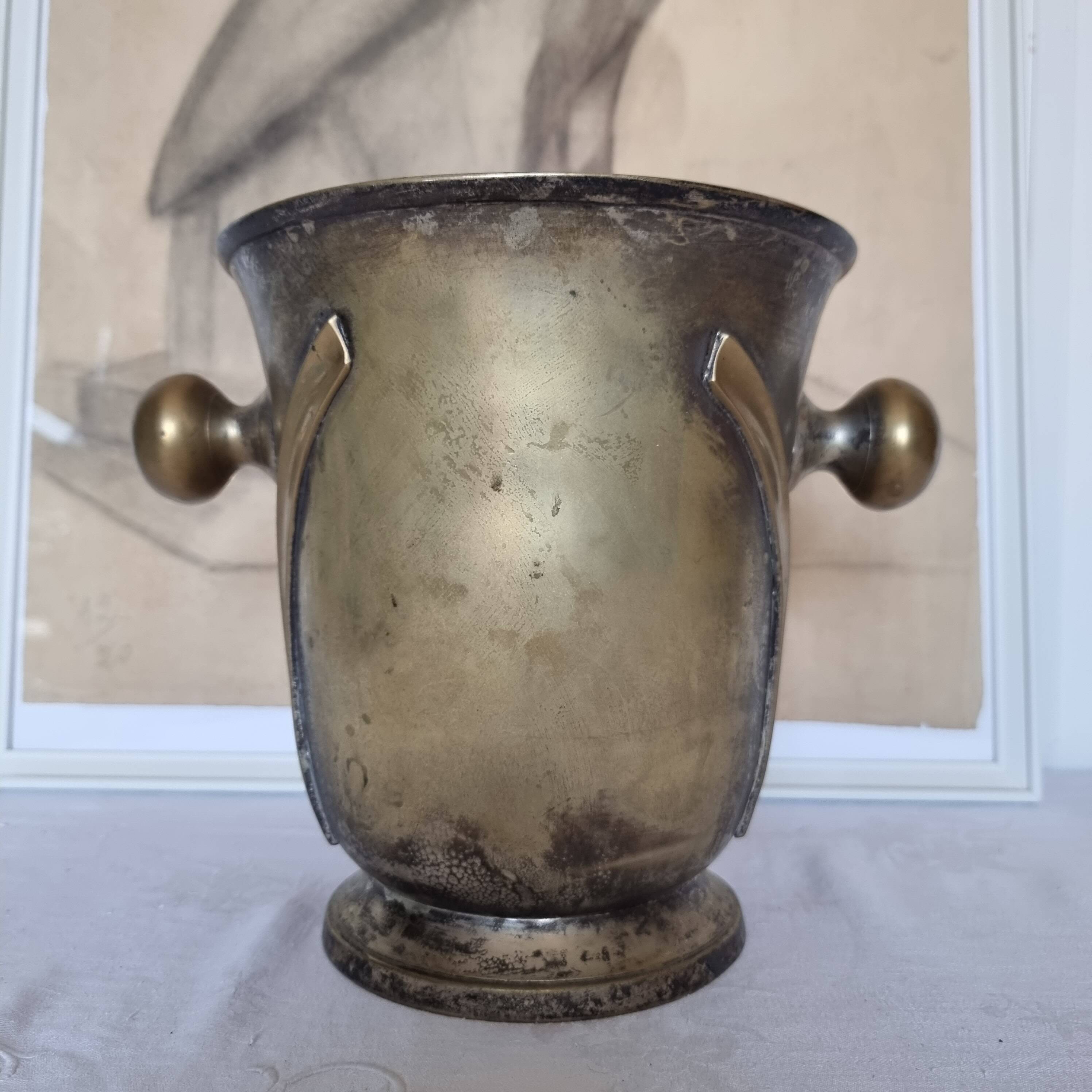 Magnificent and exclusive vintage Art Deco bronze champagne/wine bucket