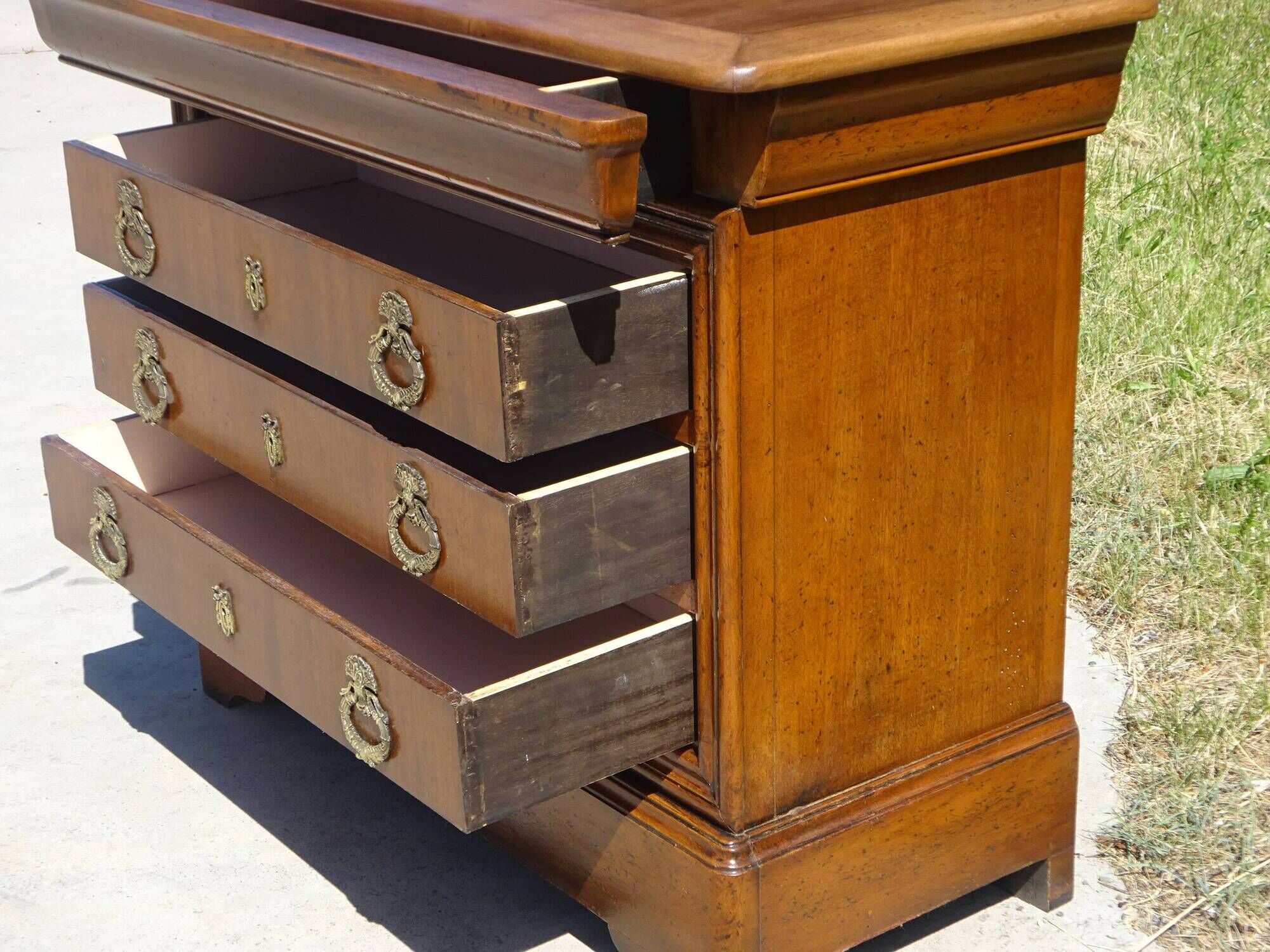 4-drawer chest of drawers, gold ribbon and peacock handles