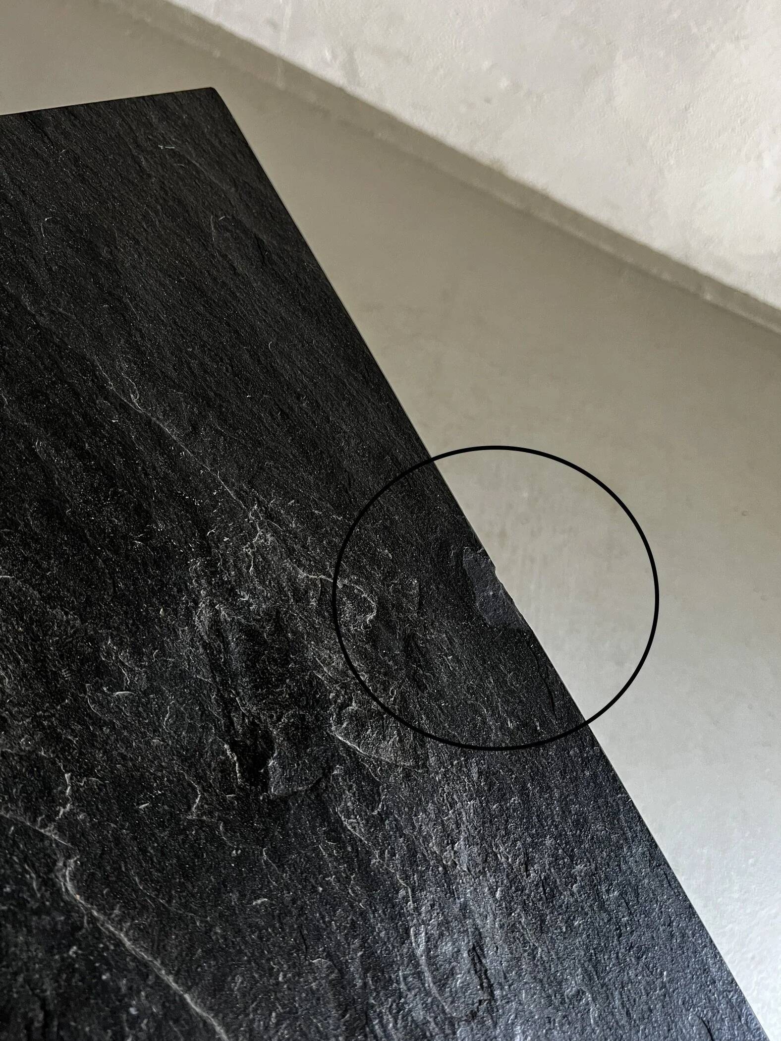 Table basse en métal forgé et pierre noire | Style brutaliste | France | Années 1970