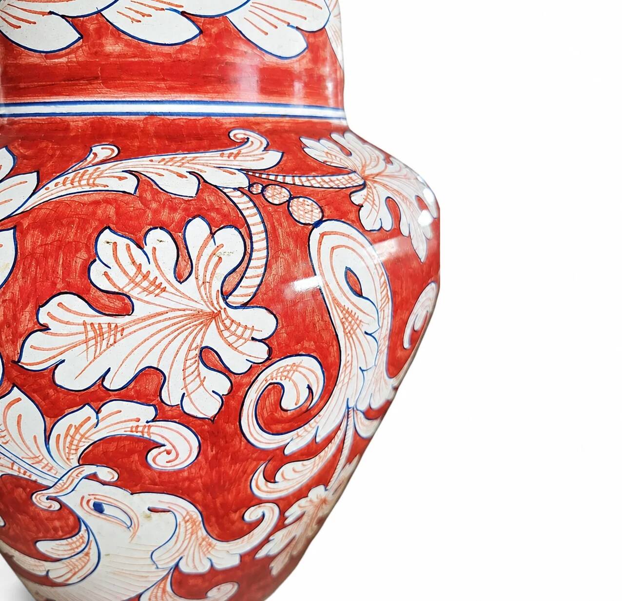 Lampe de style baroque / Céramiques siciliennes décorées / Décoration baroque sur fond rouge
