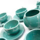 Lot de 6 tasses en terre émaillée bleu turquoise avec leurs soucoupes et leur pot à lait