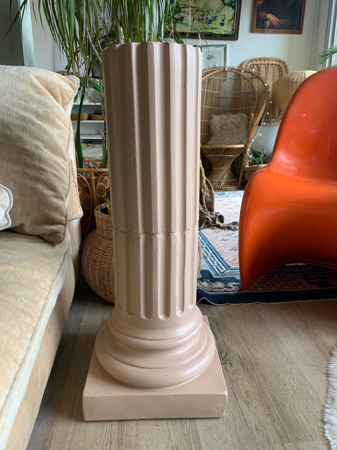 Pedestal column