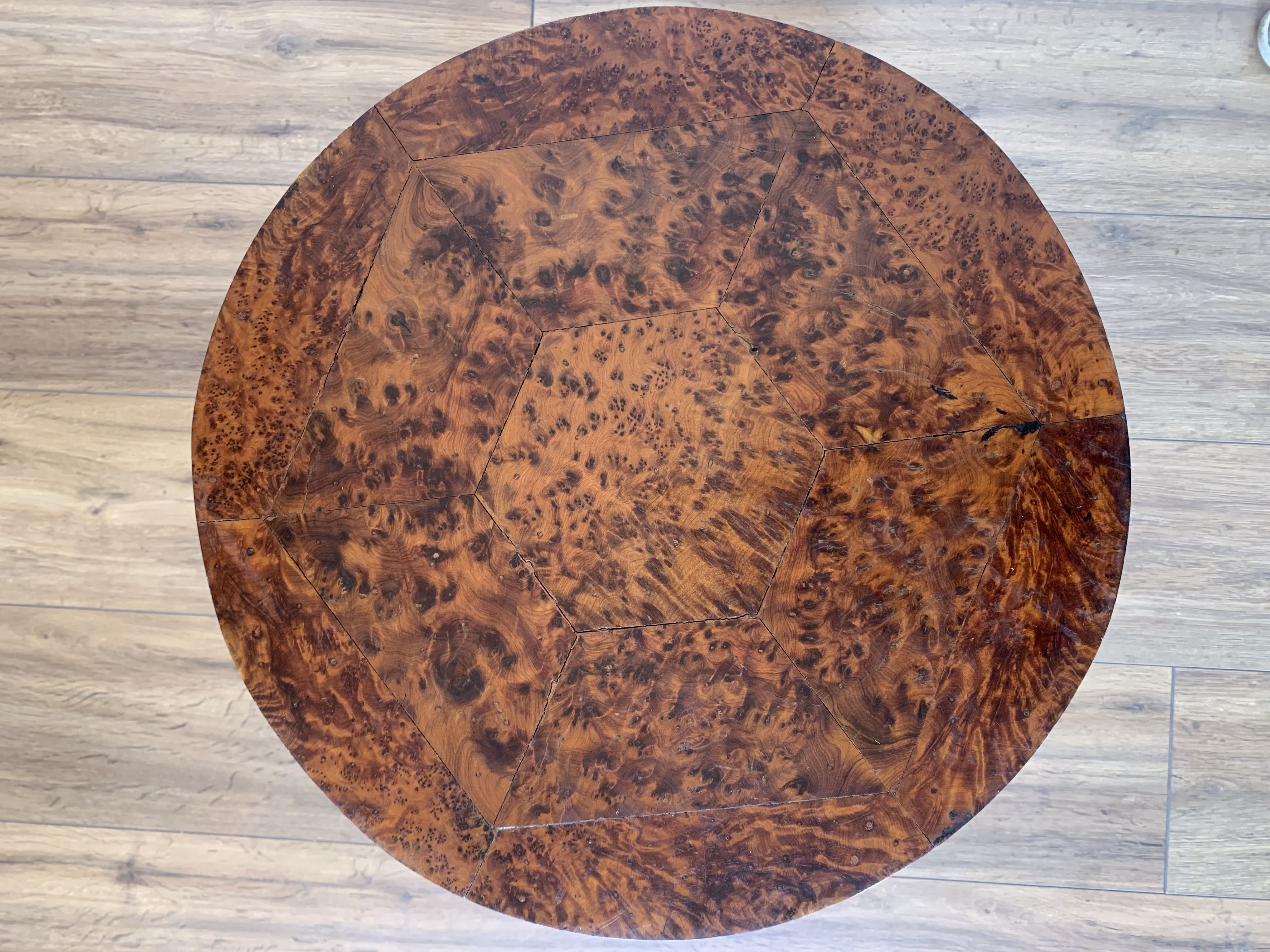 Round coffee table/thuja magnifying glass service