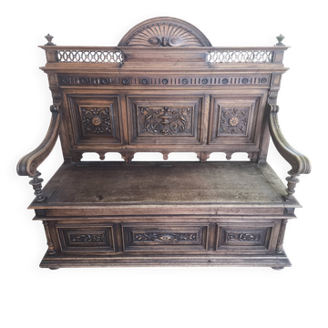 Antique bench-chest in the Henri II / Neo-Renaissance style, made of carved wood.
