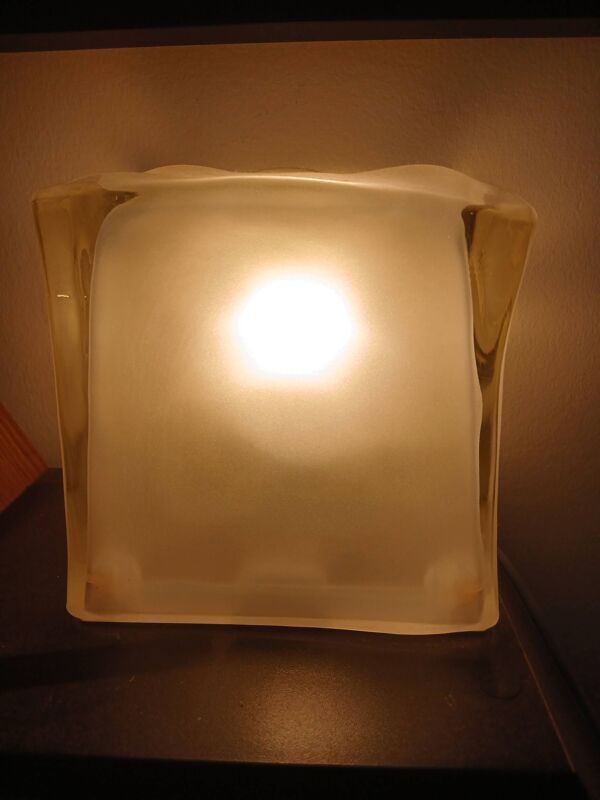 Lampe de table glaçon collector en verre epais ''Iviken'' d’Ikea