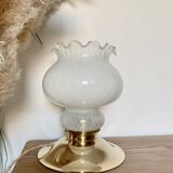 Lampe à poser vintage avec globe blanc et base en laiton ancien - Éclairage élégant avec fil doré tressé