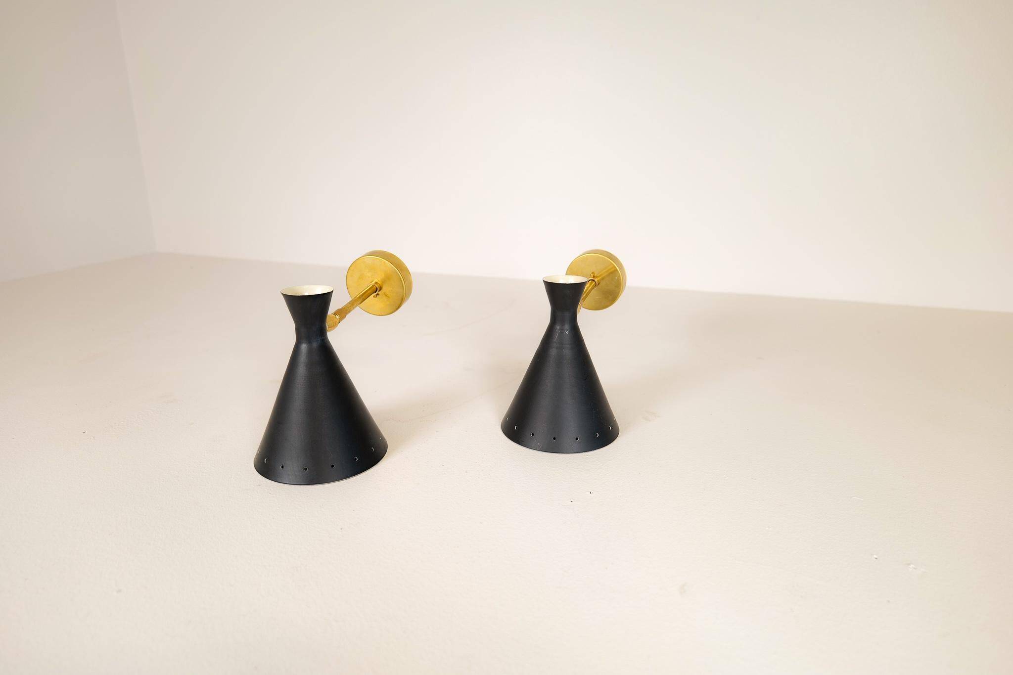 Pair of modern Italian wall sconces in Stilnovo style, wall lamp.